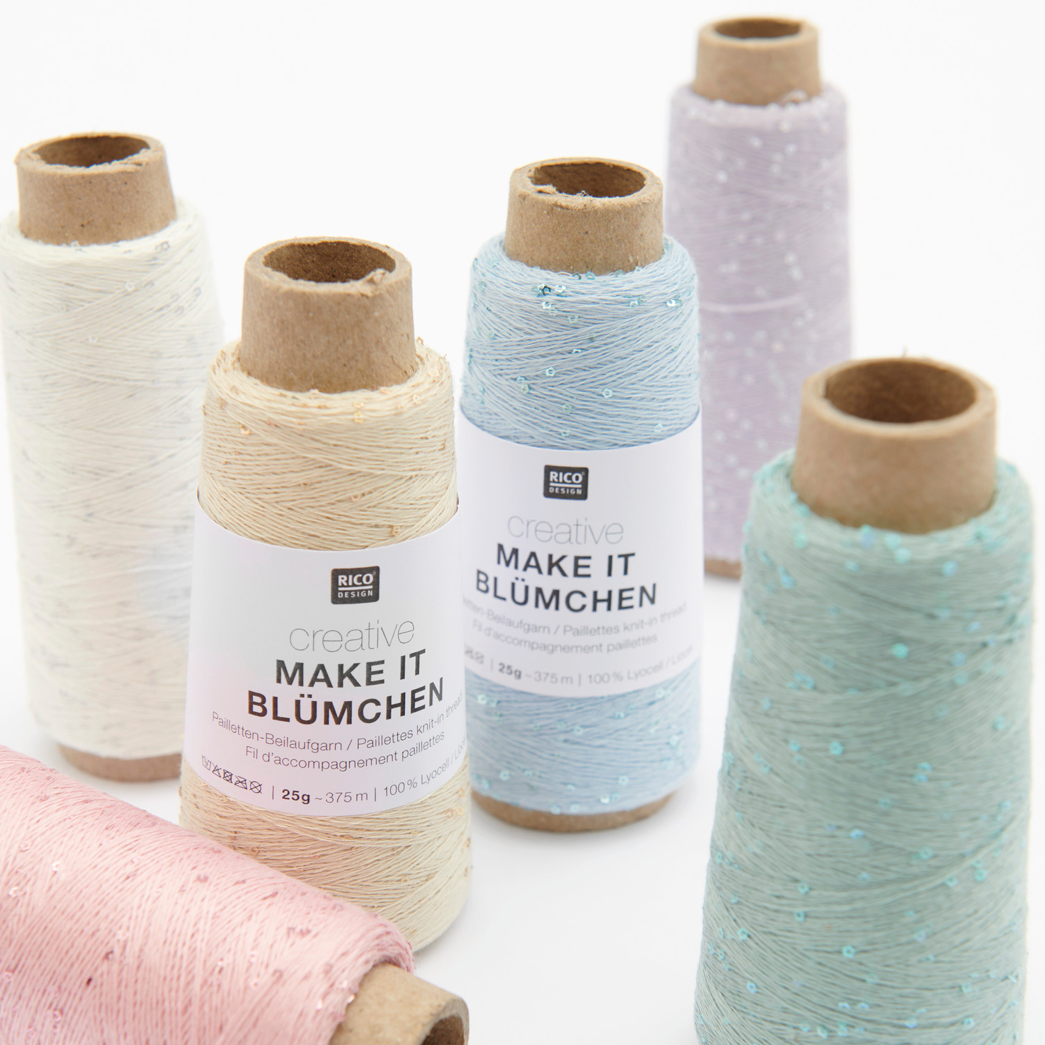 Creative Make It Blümchen Sortiment: Verschiedene Garnrollen in Pastellfarben von Rico Design.