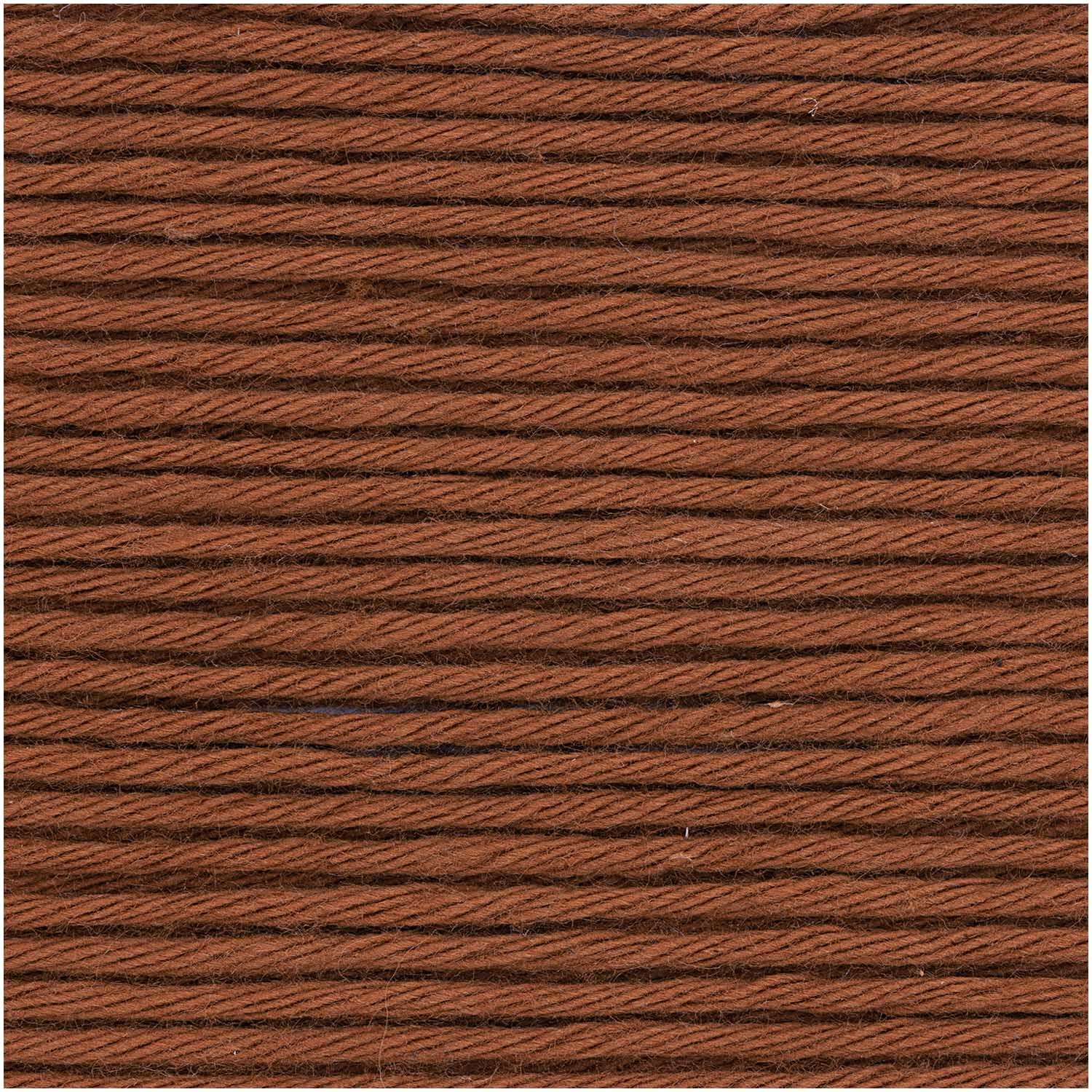 Cotton Universal, 50g 85m: Nahaufnahme von braunem Garn in Kastanienfarbe, ideal für Strickprojekte.