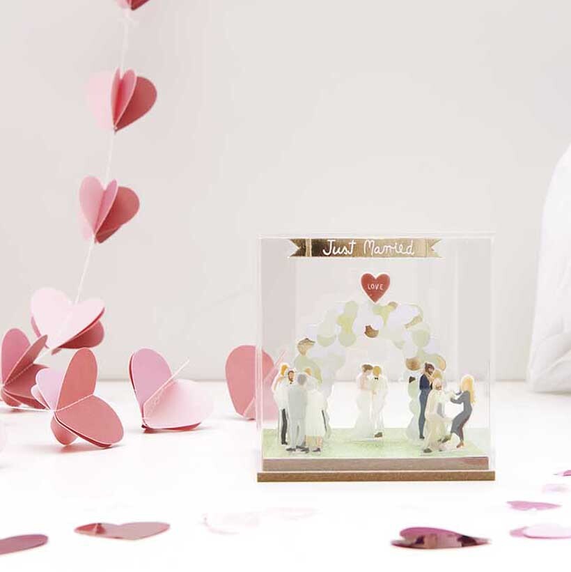 Figurico Gelsticker Hochzeit 2 zeigt ein Hochzeitspaar mit Gästen vor einem Herzmotiv.