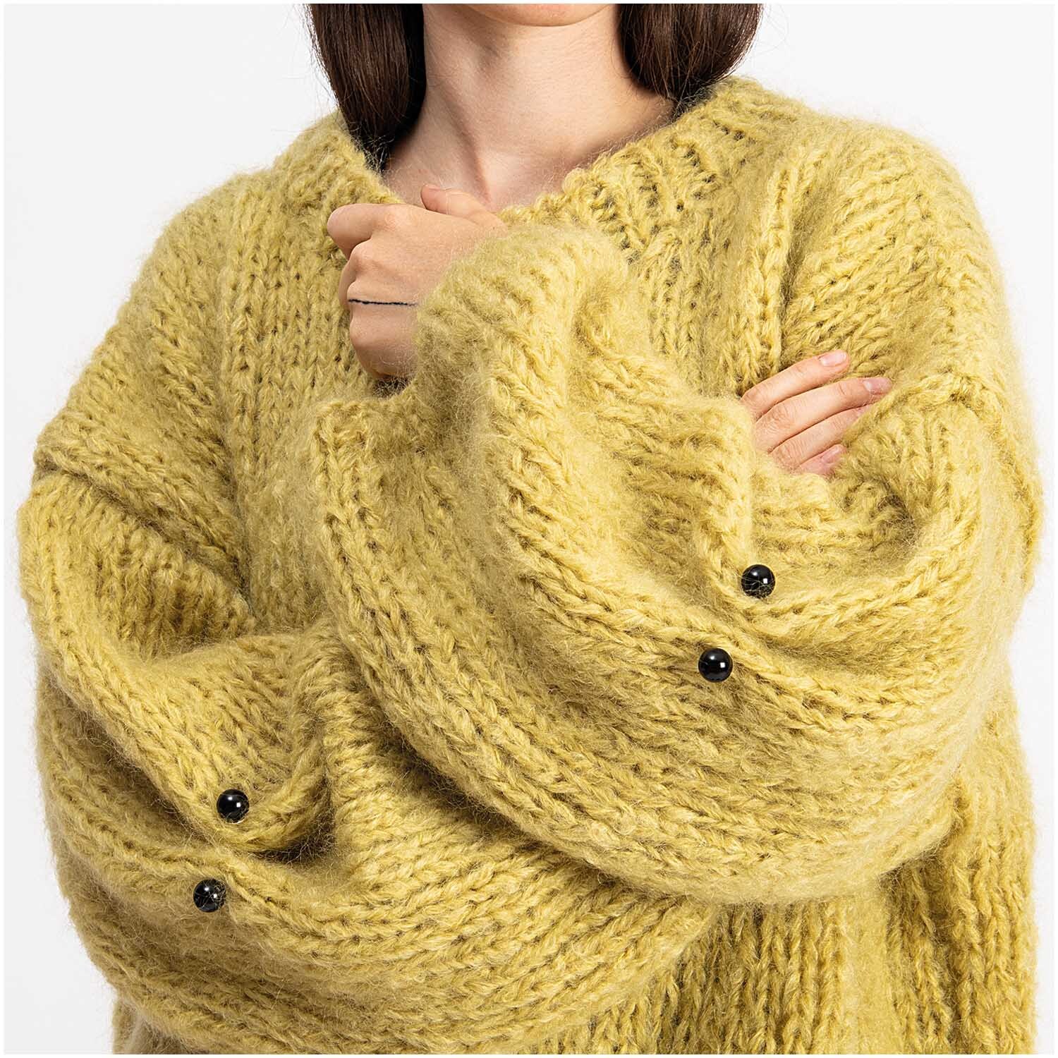 Zwei-Perlen-Pin 48mm 1 Stück: Frau in gelbem Strickpullover mit schwarzen Perlen-Pins von Rico Design.