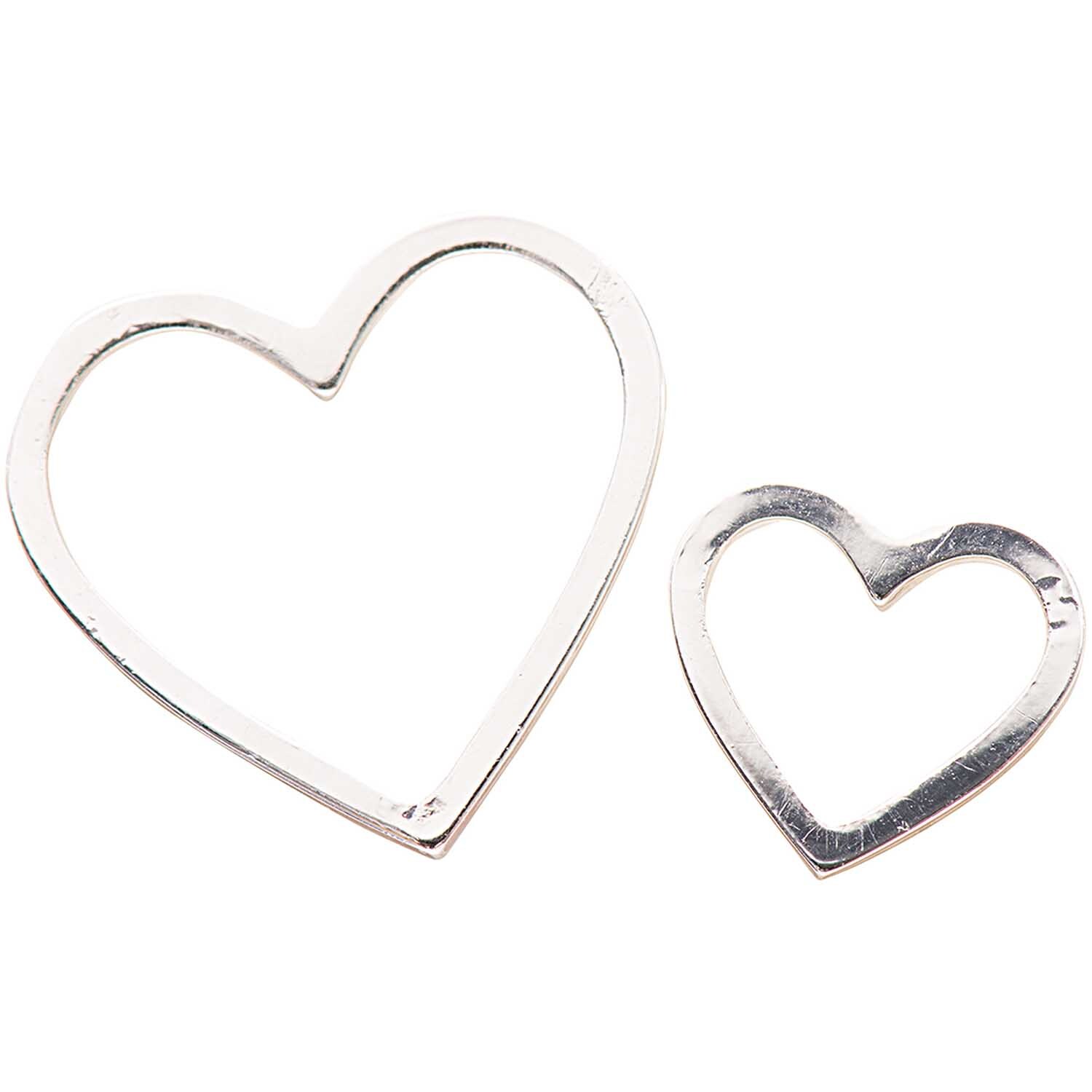 Anhänger Herzen silber 2 Stück: Zwei herzförmige Anhänger aus Silber von Rico Design, elegant und stilvoll.