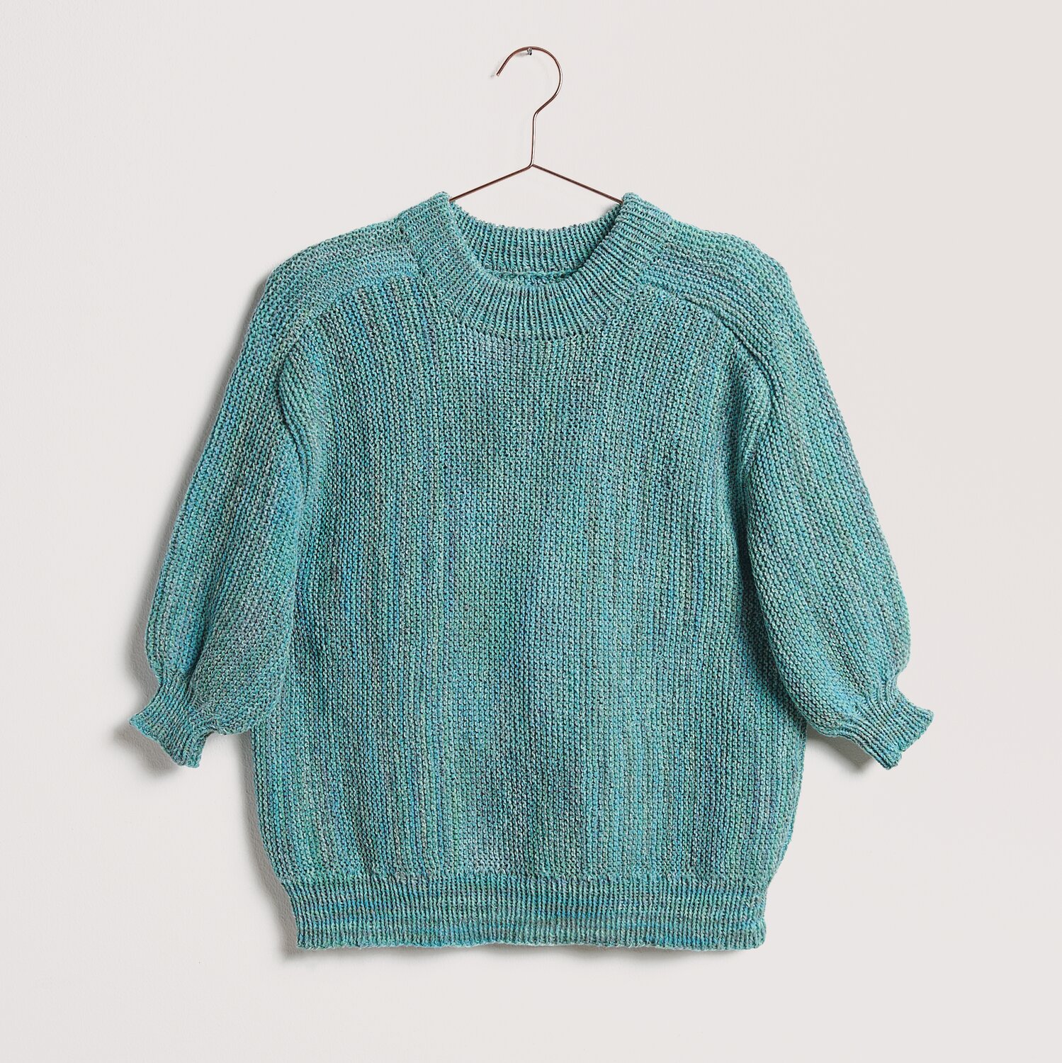Strickset Shirt Modell 17 aus Die Neue Masche No. 12 in Ocean. Kreatives Sommerdesign mit kurzen Ärmeln, ideal für Frühling und Sommer.