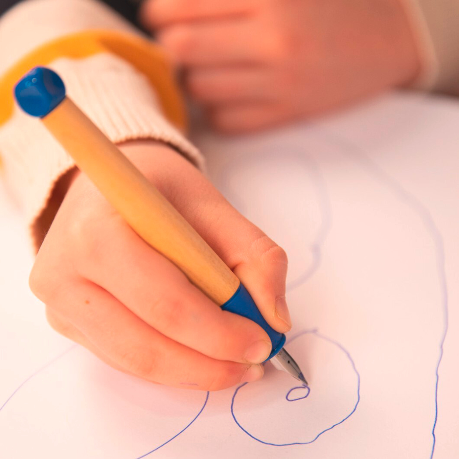Füllhalter abc: Kind zeichnet mit einem blauen Lamy-Füllhalter auf Papier. Perfekt für Anfänger.
