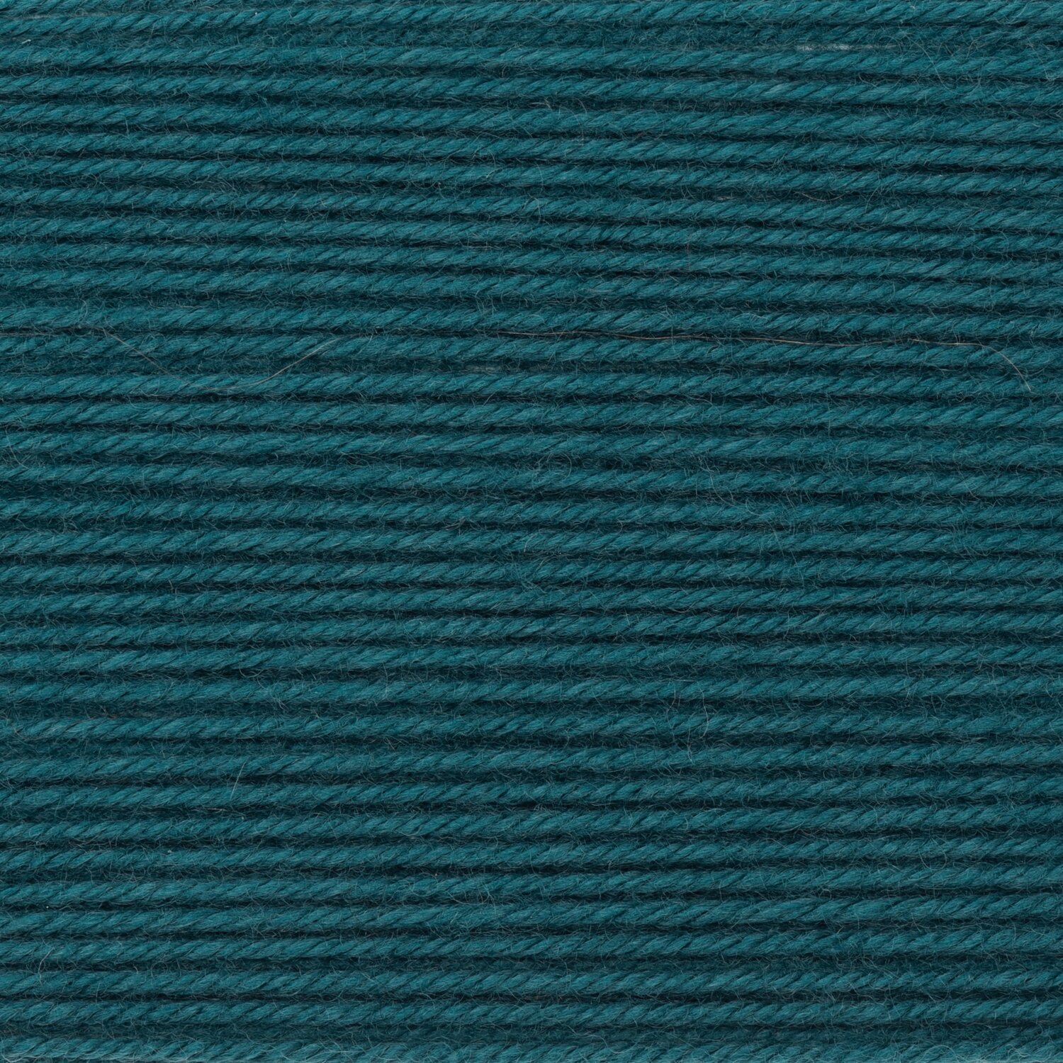 Essentials Merino dk, Untertitel 50g 110m, feines Strickgarn von Rico Design in tiefem Blauton, dicht gewickelt für gleichmäßige Maschen