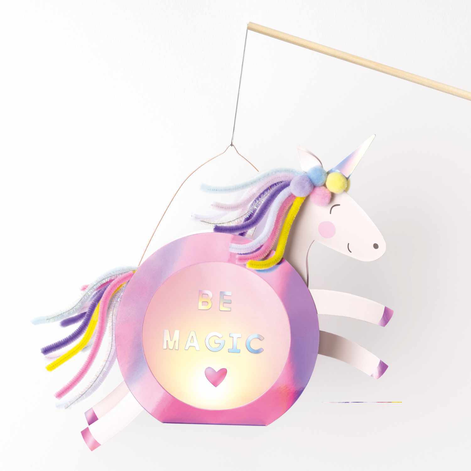 Bastelset Laterne Sweet Rainbow: Einhorn-Laterne in Pastellfarben mit Regenbogenmähne und "Be Magic"-Schriftzug. Ideal für kreative Kinder.