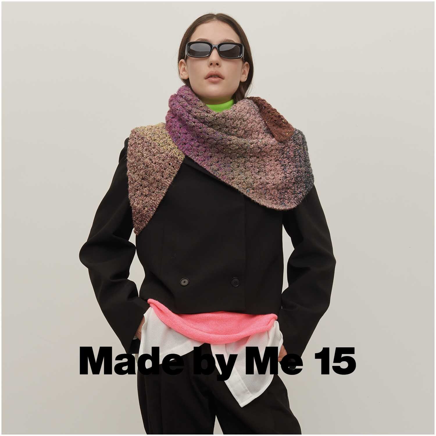 Creative Alpaca Dégradé Lucky 8: Frau mit stilvollem, mehrfarbigem Schal von Rico Design, passend zu schwarzem Outfit.