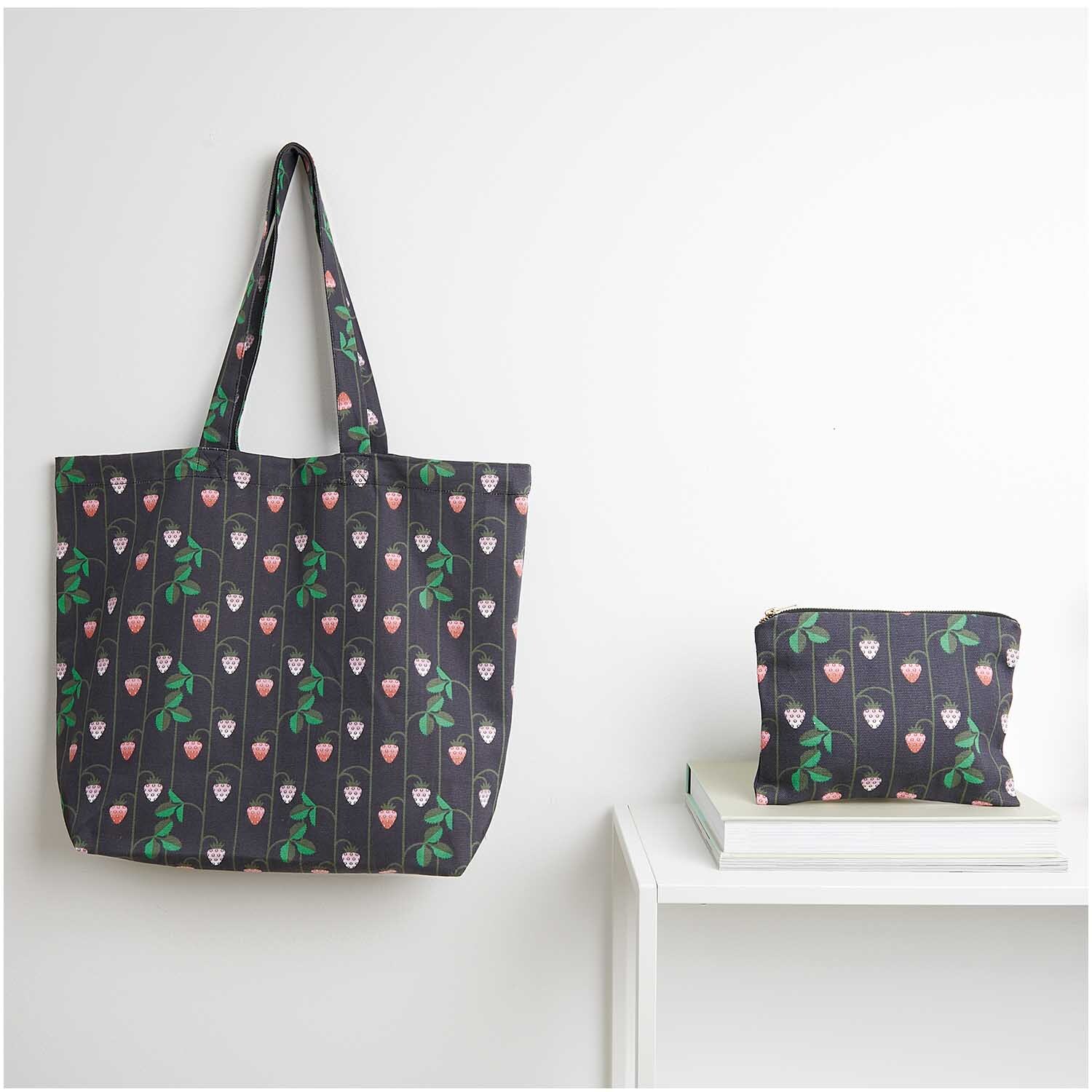 Pouch Erdbeeren blau 17x23cm von Rico Design
