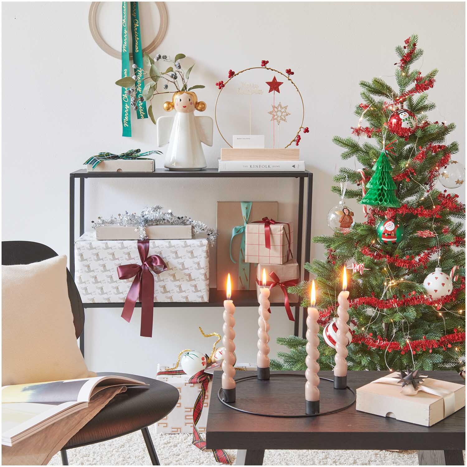 Metallring Adventskranz Ø 25cm in festlicher Szene mit Weihnachtsbaum und Kerzen. Ideal für stilvolle Dekoration.