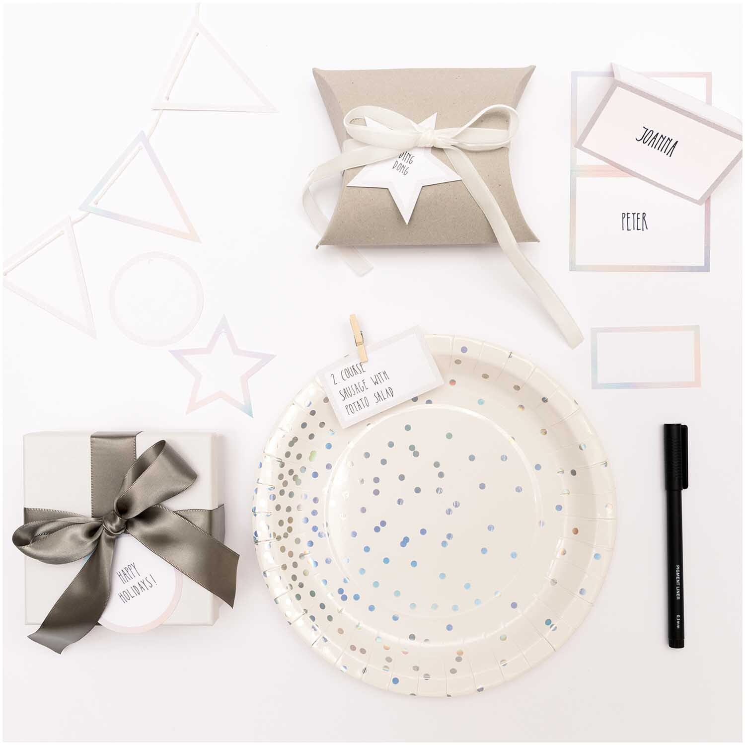 Paper Poetry Papieranhänger Kreis mit Hot Foil, irisierend, dekoriert auf einem Tisch mit Geschenken und Partyzubehör.