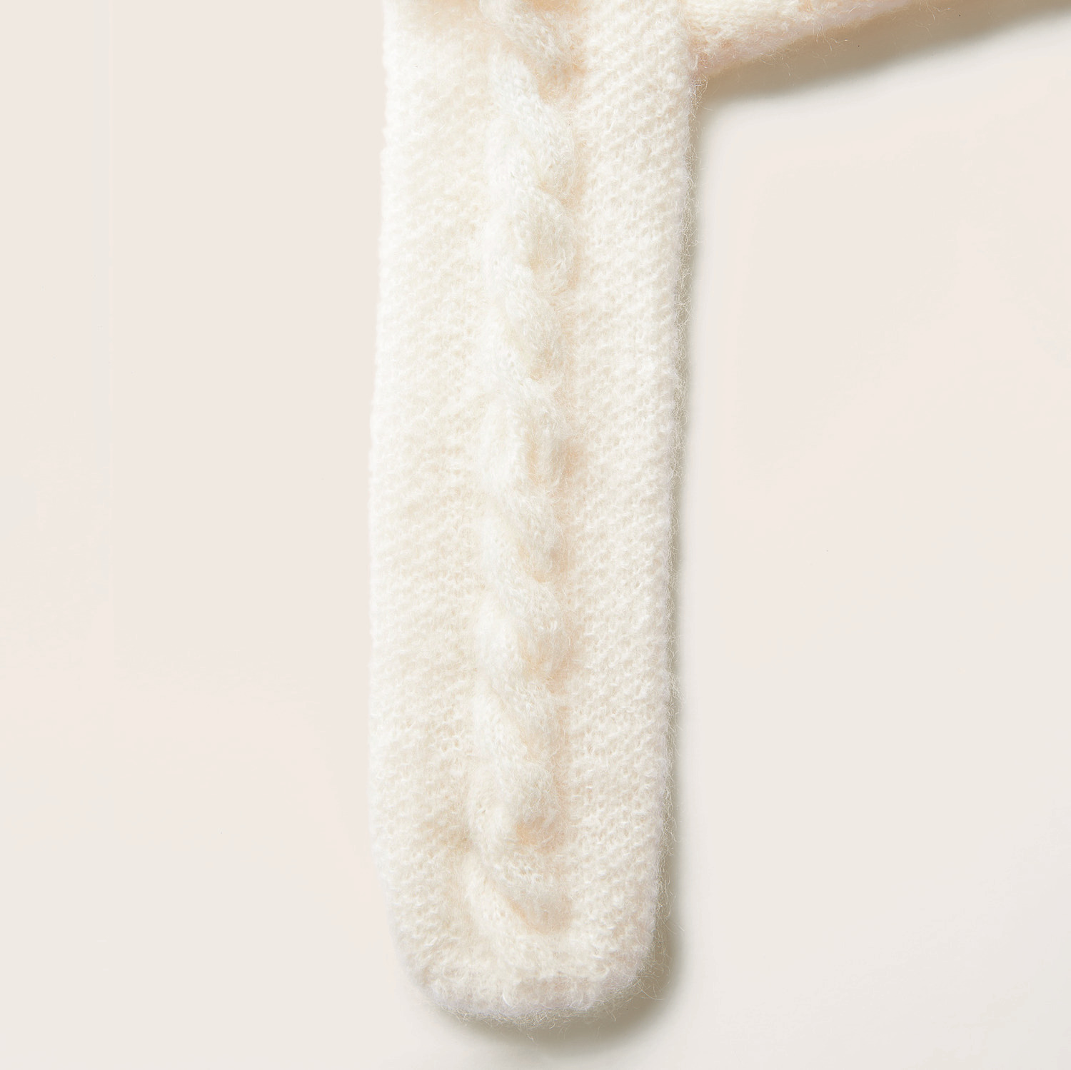 Strickset Jacke Modell 01a zeigt cremefarbenes Zopfmuster aus Mohair Merino Chunky von Rico Design.