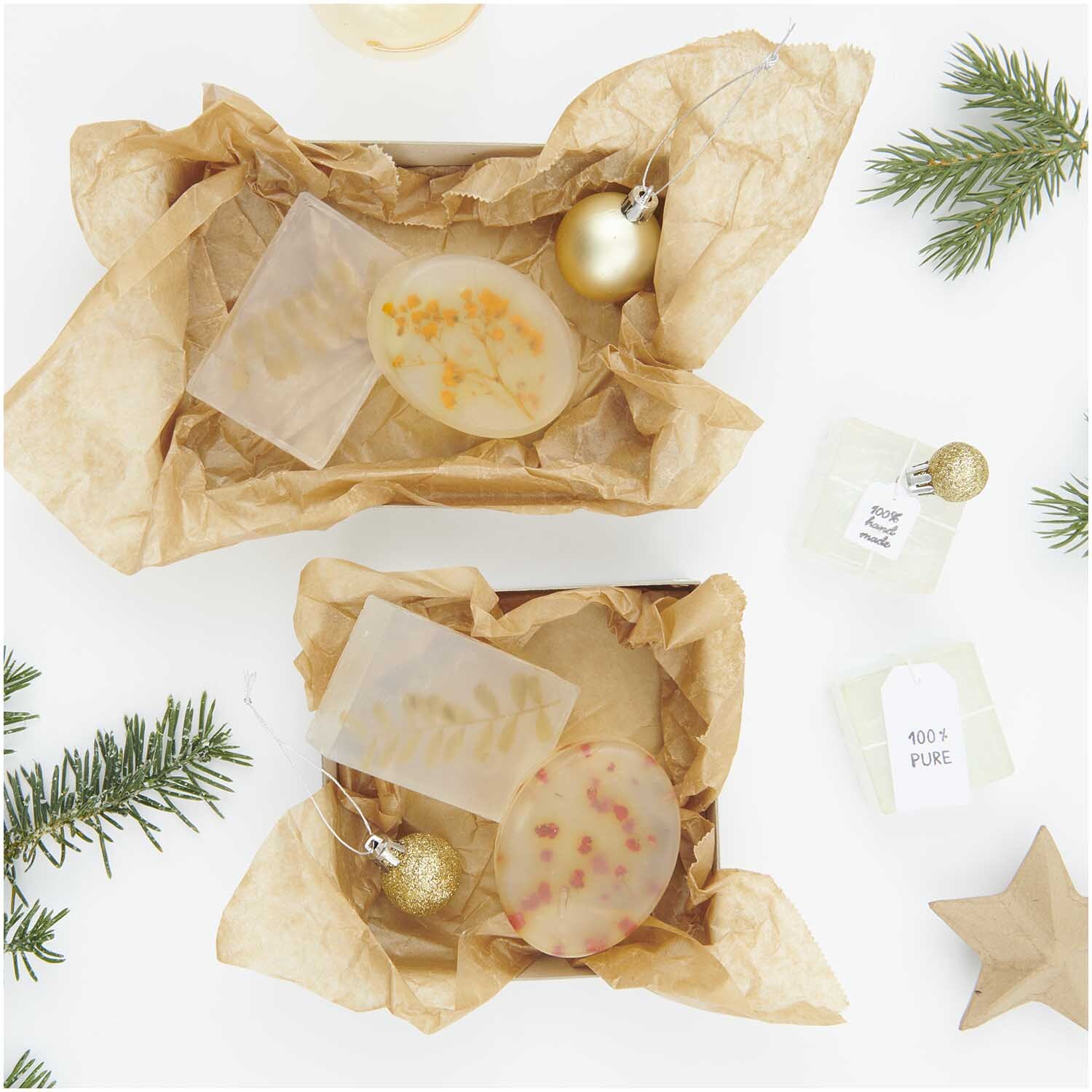 Seifengießform quadratisch: Zwei Geschenkboxen mit handgemachten Seifen und Dekorationen in festlicher Verpackung.