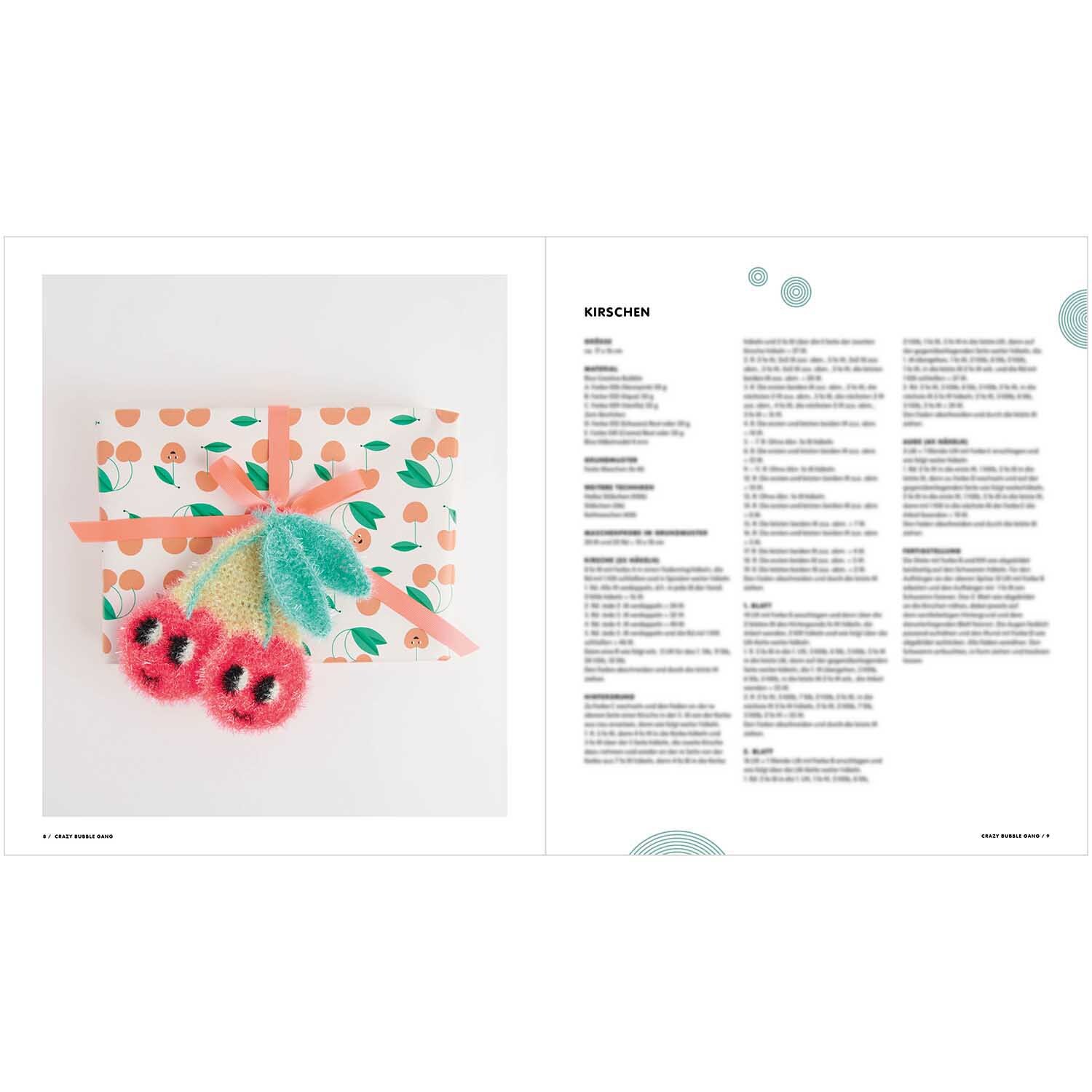 Crazy Bubble Gang: Geschenkverpackung mit Kirschmuster und gestrickten Kirschen von Rico Design.
