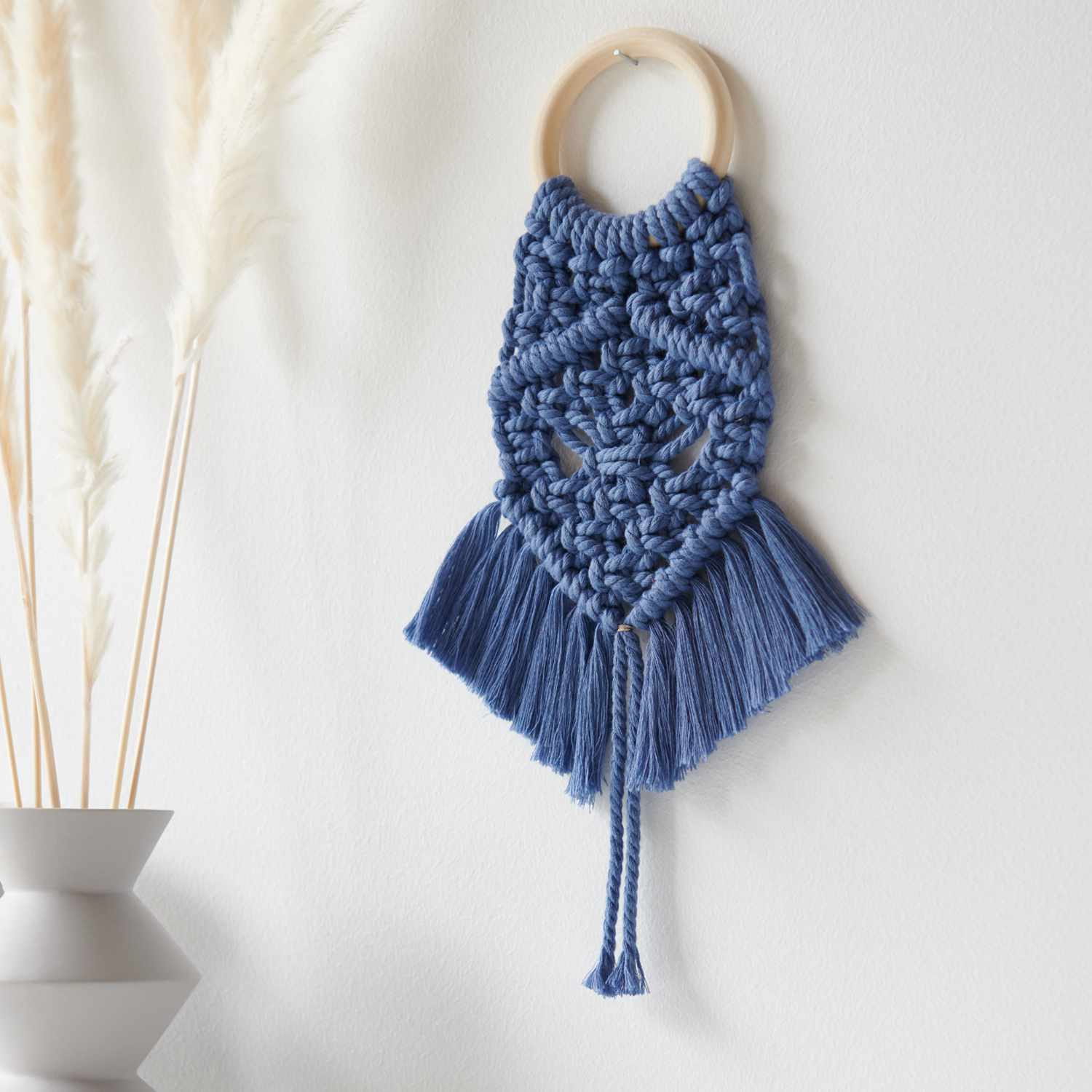 Makramee Wandbehang aus blauem Garn