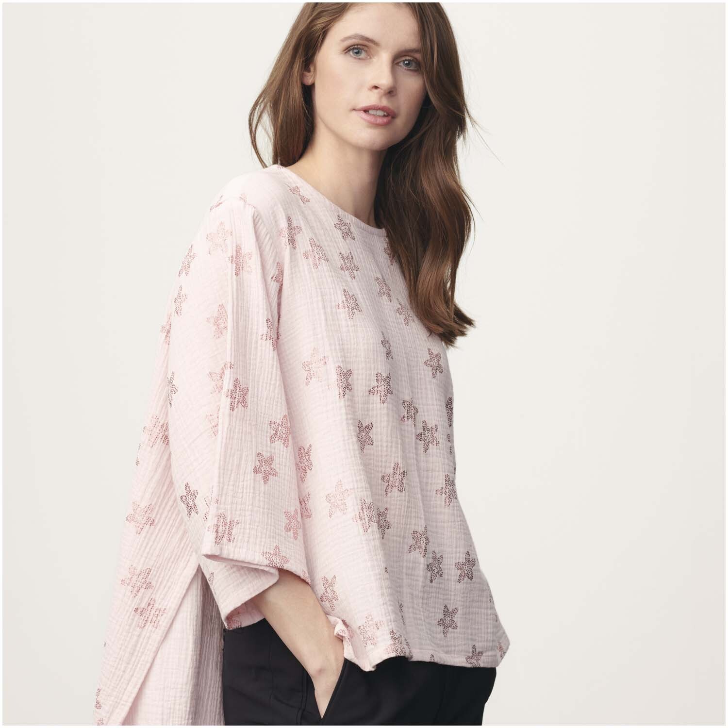 Meterware Krinkelmusselin rosa Hot Foil: Frau trägt lockeres, rosa Oberteil mit floralem Muster von Rico Design.