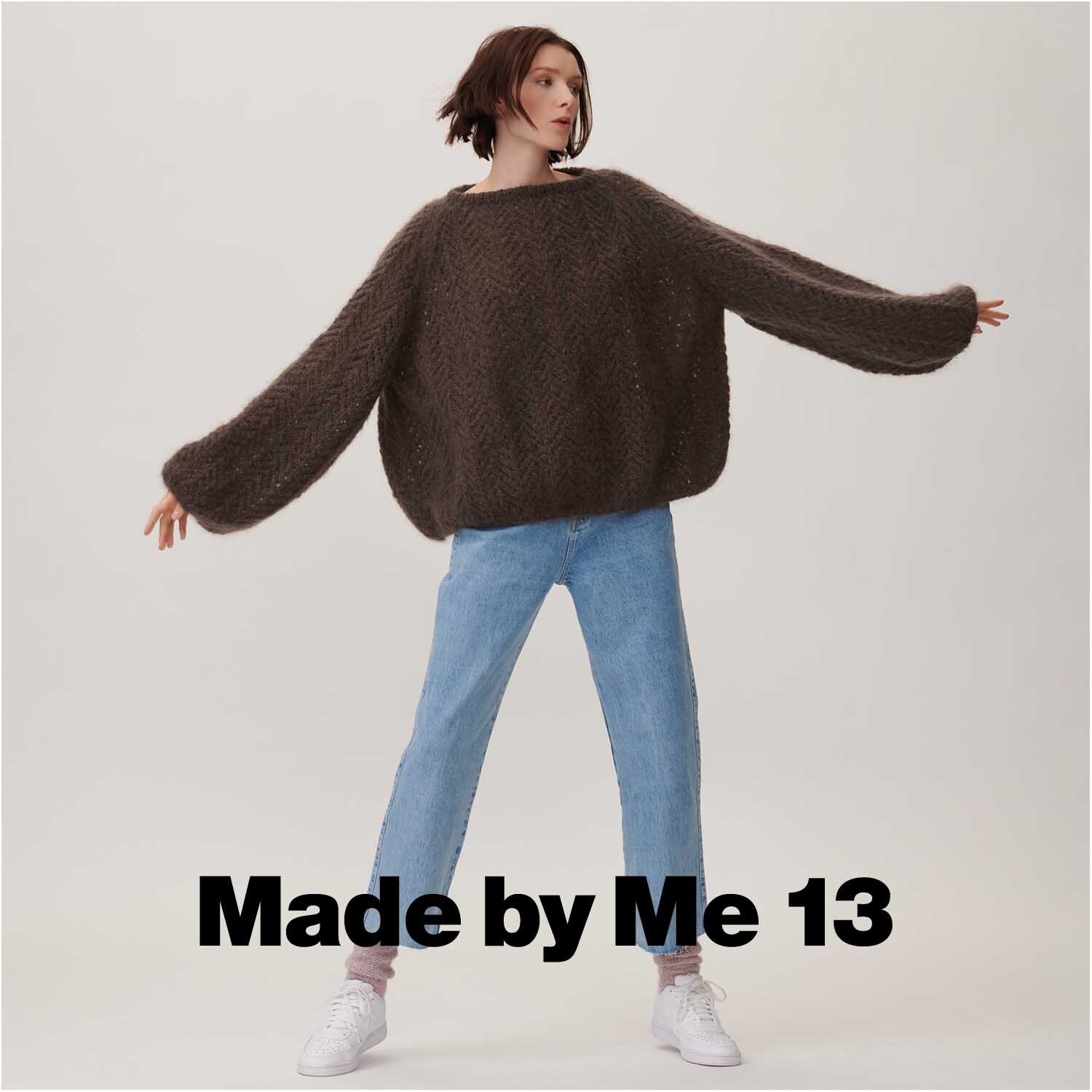 Fashion Mohair Merino Chunky: Frau in lockerem, taupefarbenem Pullover von Rico Design, kombiniert mit blauen Jeans.
