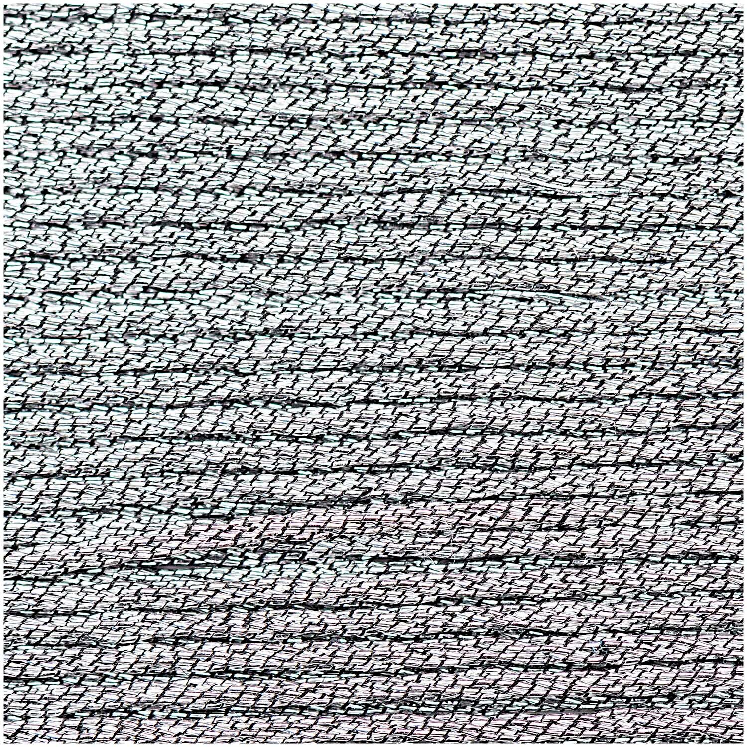 Sticktwist Metallic No. 04 40m zeigt feines, glänzendes Effektgarn von Rico Design, dicht aneinandergereiht als strukturierte Oberfläche für dekorative Stickprojekte