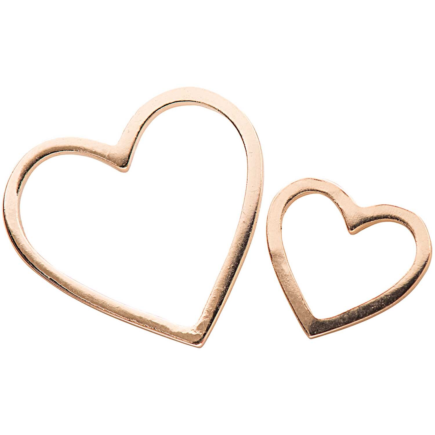 Anhänger Herzen gold 2 Stück: Zwei goldene Herzanhänger von Rico Design, ideal für Schmuckdesigns.