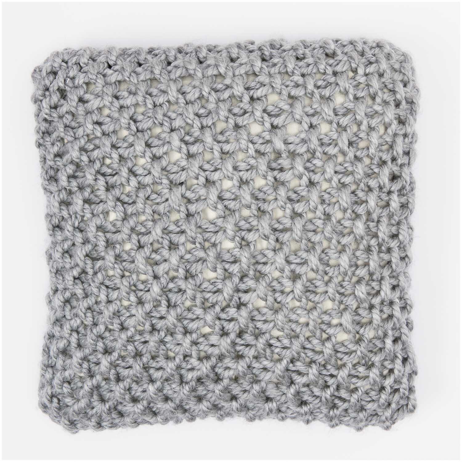 Creative XXL von Rico Design: Weiches, graues Strickgarn in Nahaufnahme, ideal für kreative Projekte.