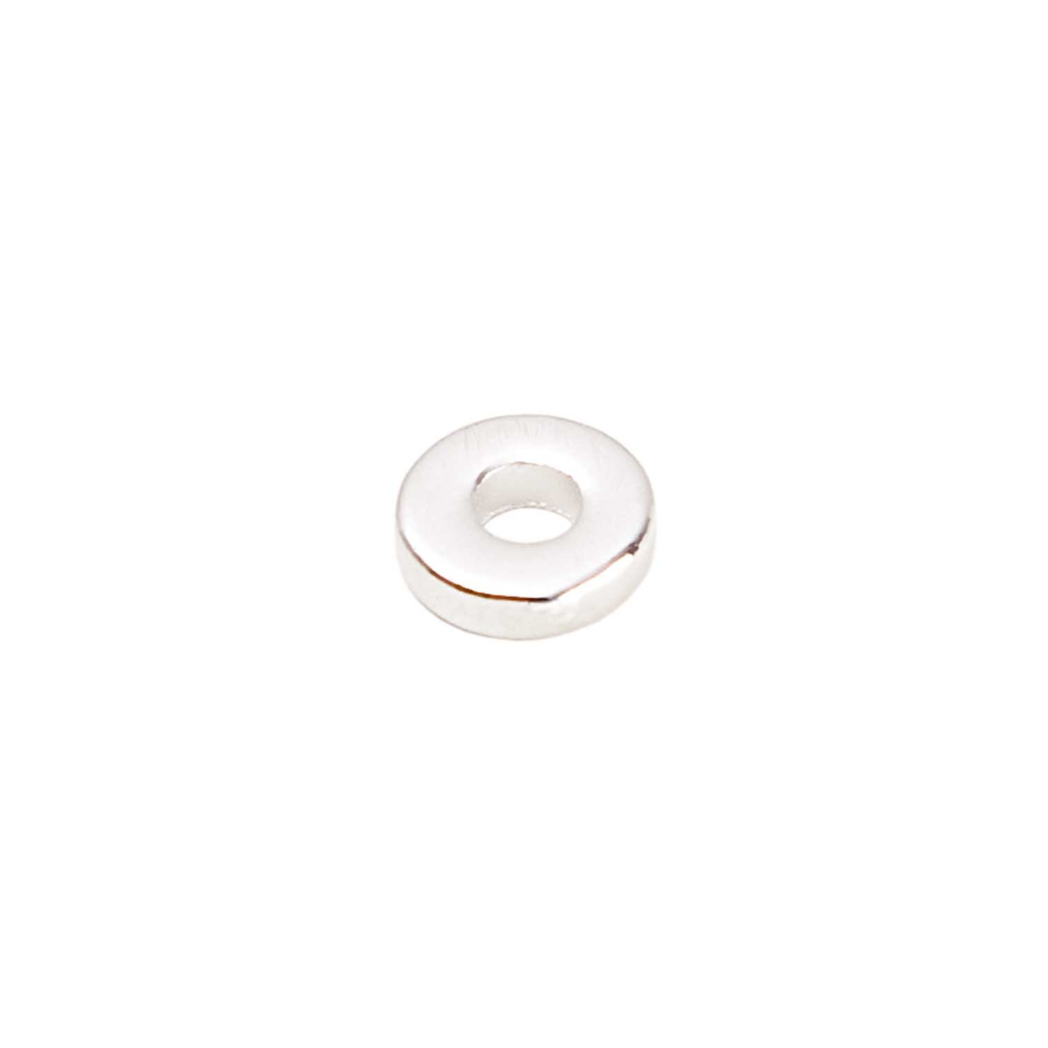 Scheibe rund silber 4mm 40 Stück von Rico Design, glänzende silberne Unterlegscheibe auf weißem Hintergrund.