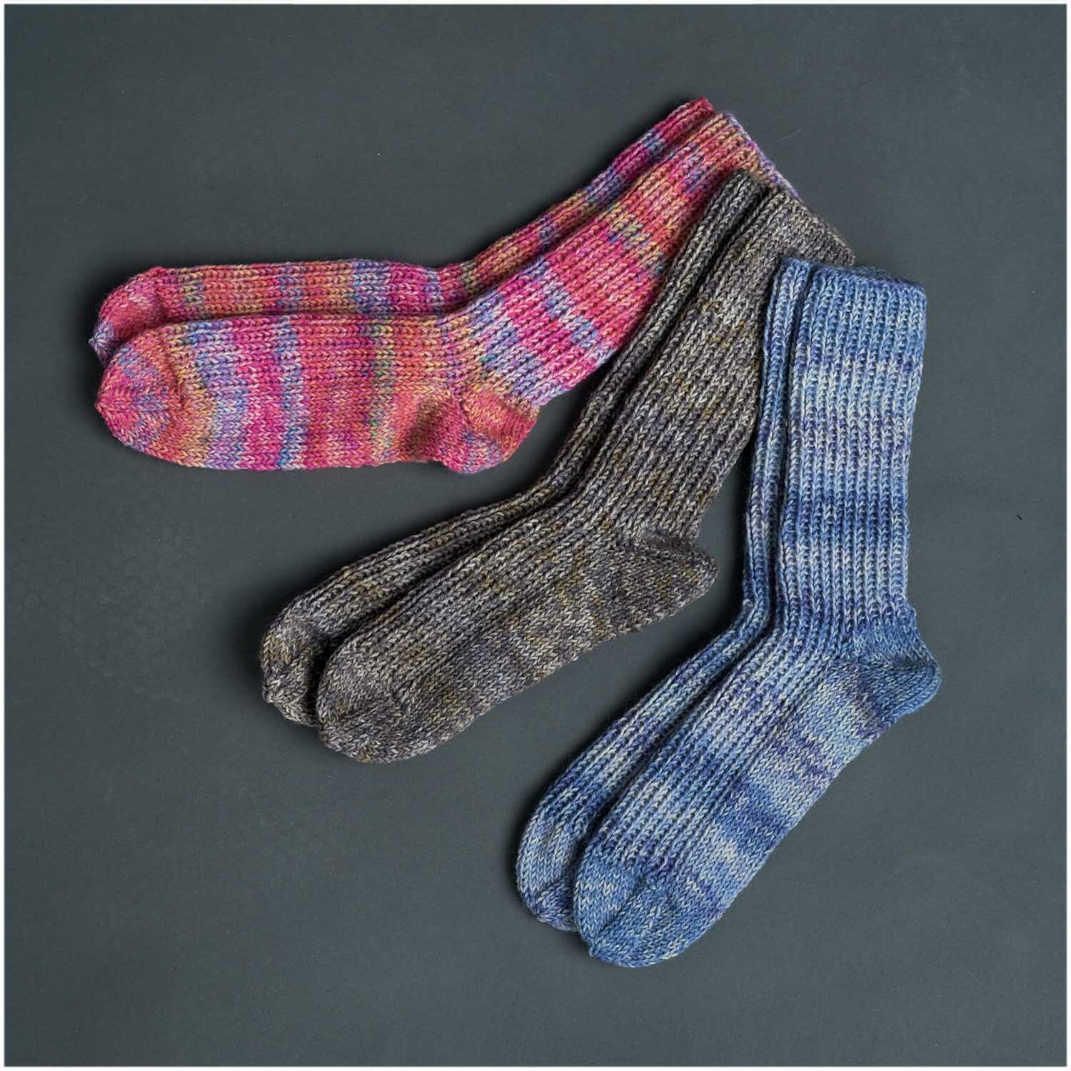 Superba Easy 8 8fädig Socken in Blau, Grau und Pink auf dunklem Hintergrund, ideal für Sommer.