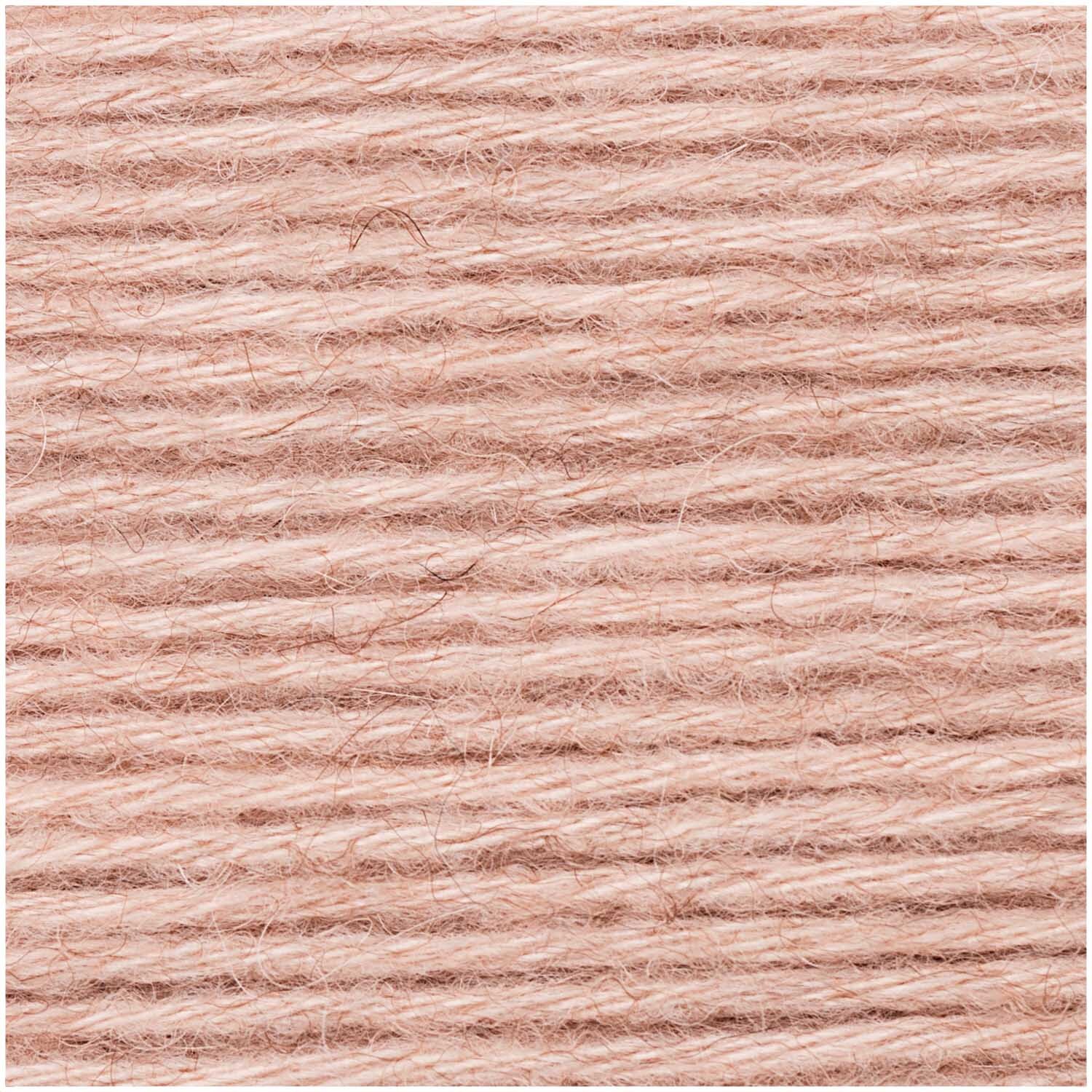 Essentials Alpaca Blend chunky zeigt weiches, puderfarbenes Garn von Rico Design, ideal für Strickprojekte.