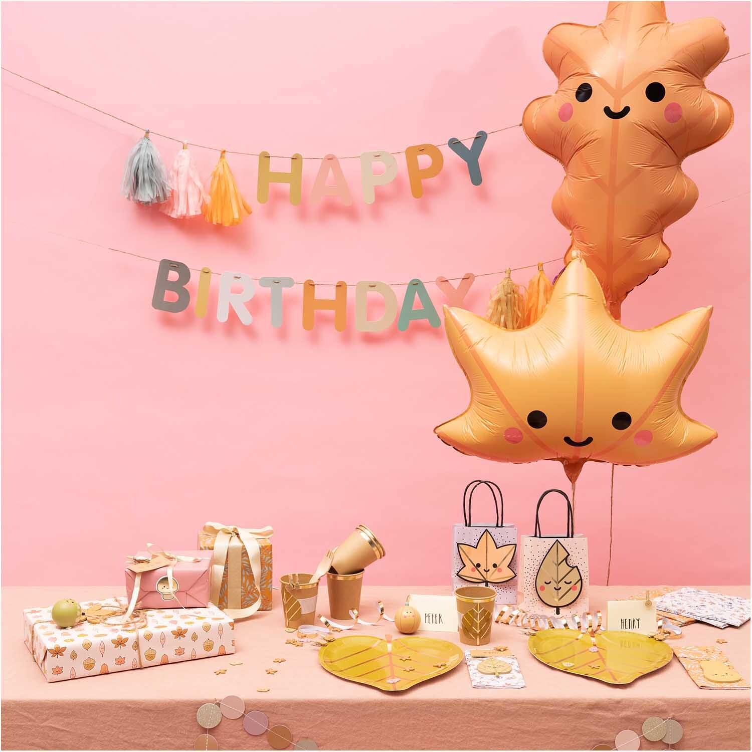 Genähte Girlande Kreise natur-rosa 2m von Rico Design vor rosa Hintergrund mit Partydekoration und Luftballons.