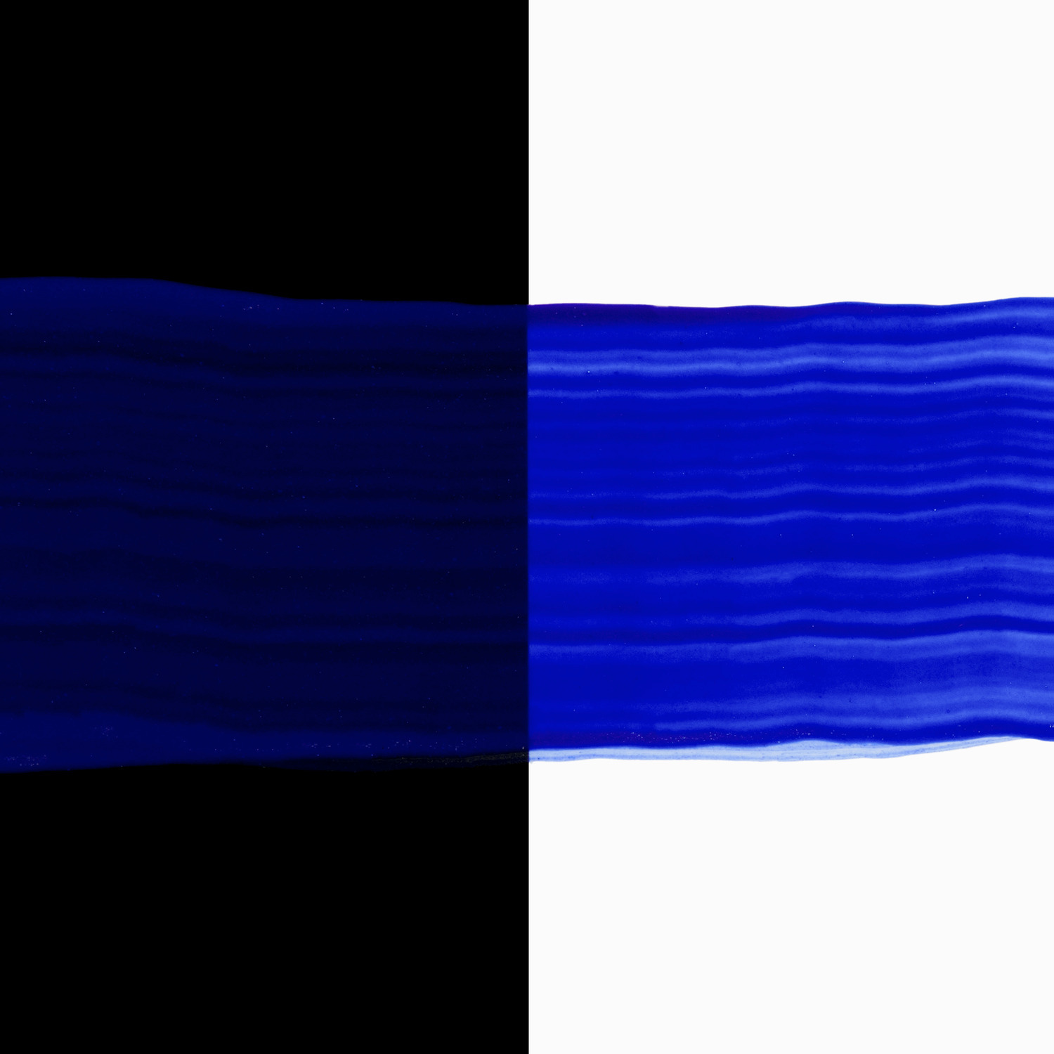 Home Acrylic Acrylini Acrylfarbe in Ultramarin von Rico Design, 82ml. Lebendige blaue Farbe auf schwarzem und weißem Hintergrund.