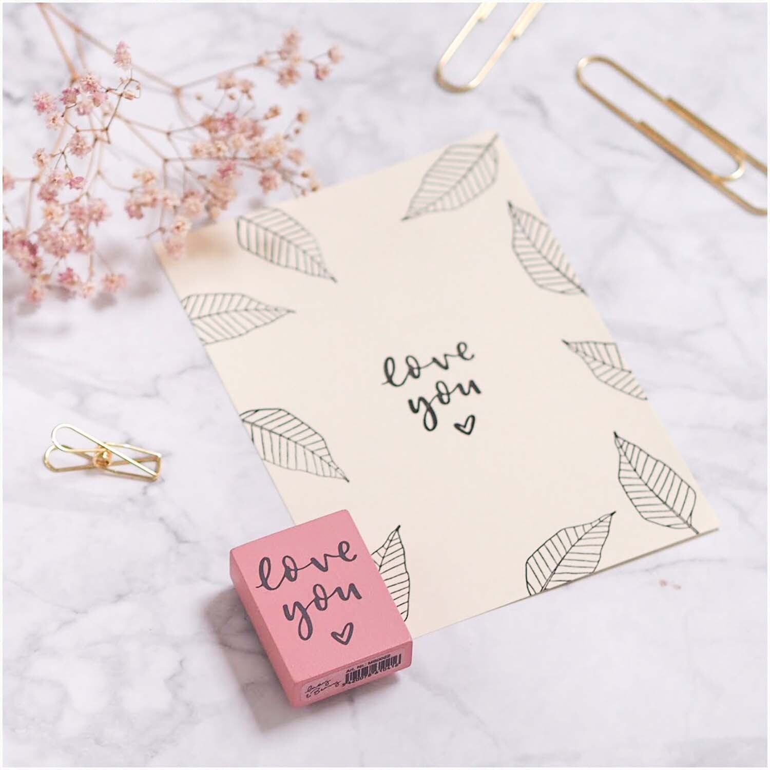 Stempel Love You 35x45mm von May&Berry auf Marmorhintergrund mit Karte und Trockenblumen.