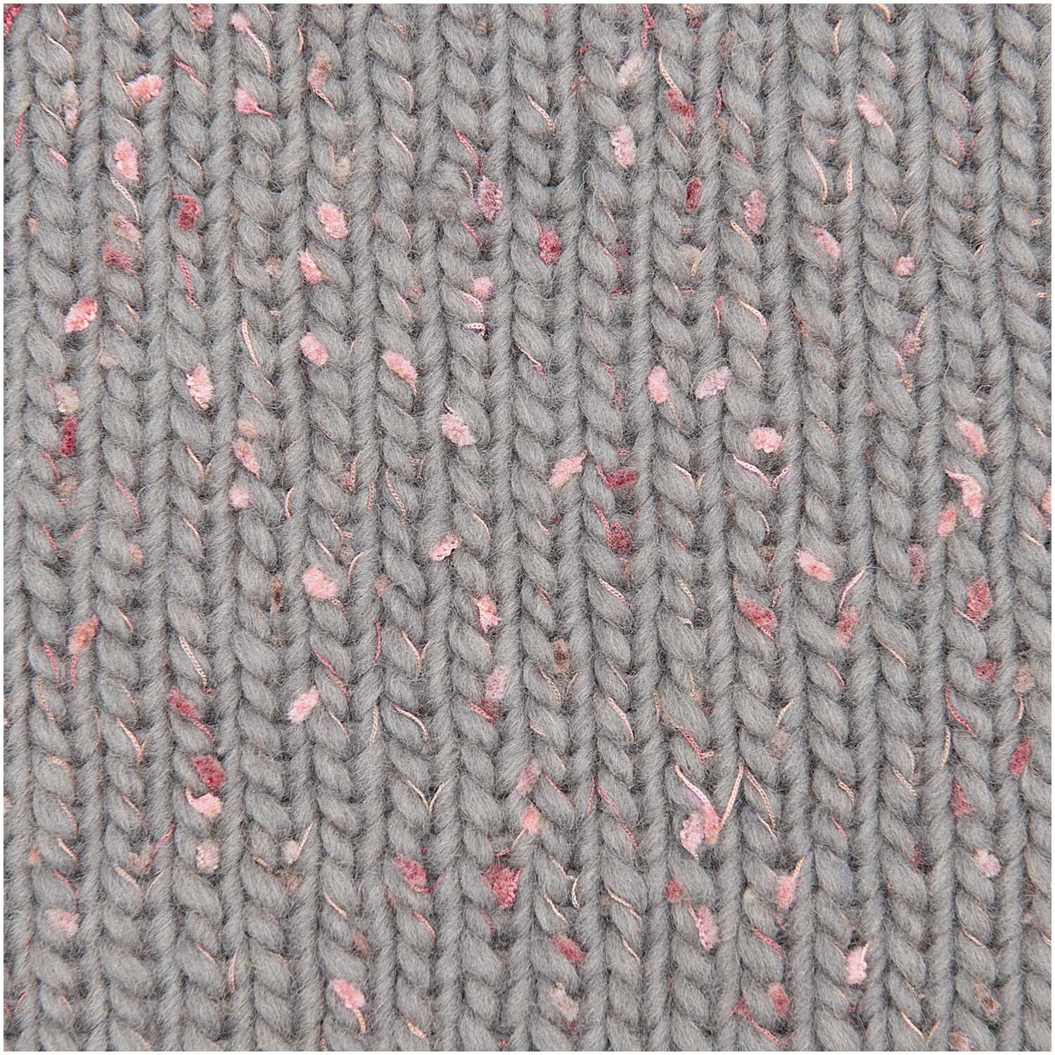 Creative Jazz Up: Nahaufnahme von gestricktem Garn in Altrosa mit kleinen Farbtupfern. Ideal für kreative Strickprojekte.