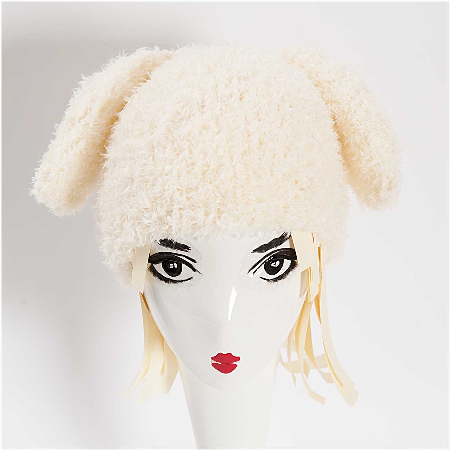 Strickset Mütze Hase creme von Rico Design: Flauschige Mütze mit Hasenohren auf weißem Hintergrund.