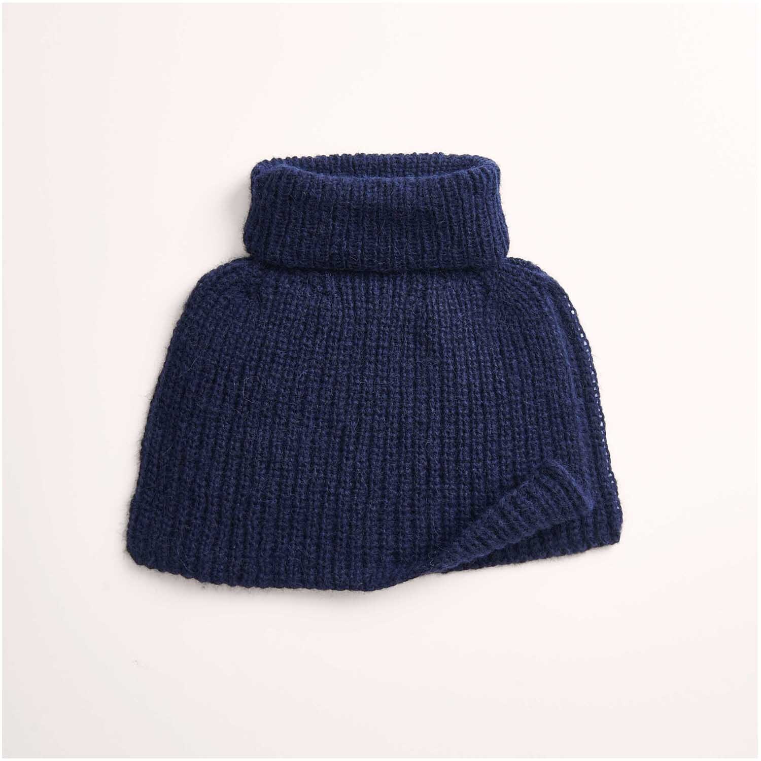 Strickset Kragen Modell 20 aus weichem, dunkelblauem Garn, ideal für kalte Wintertage.