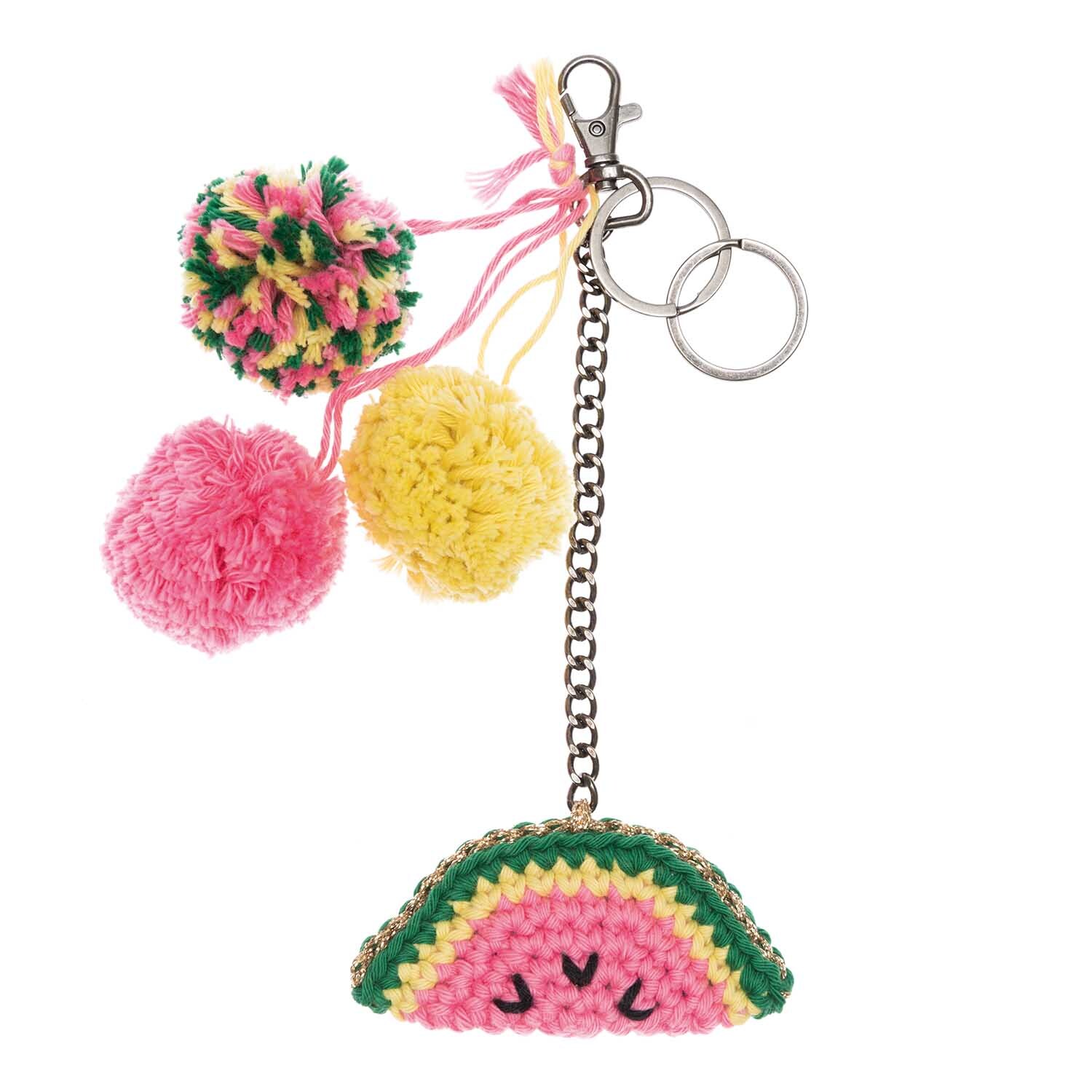 Creative Lamé: Bunter Schlüsselanhänger mit Pompons und gehäkeltem Regenbogen, ideal für Taschen.