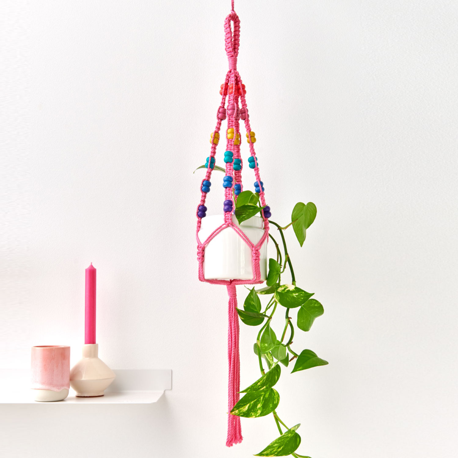 Anleitung Makramee-Blumenampel mit Holzperlen knüpfen von Rico Design