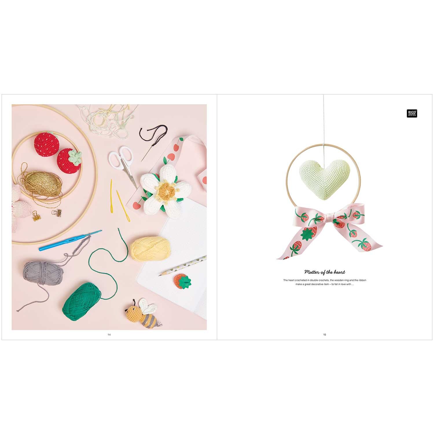 Ricorumi Just Bees + Fruits + Flowers: Bastelset mit Garnen, Häkelnadeln und Deko auf hellem Hintergrund.