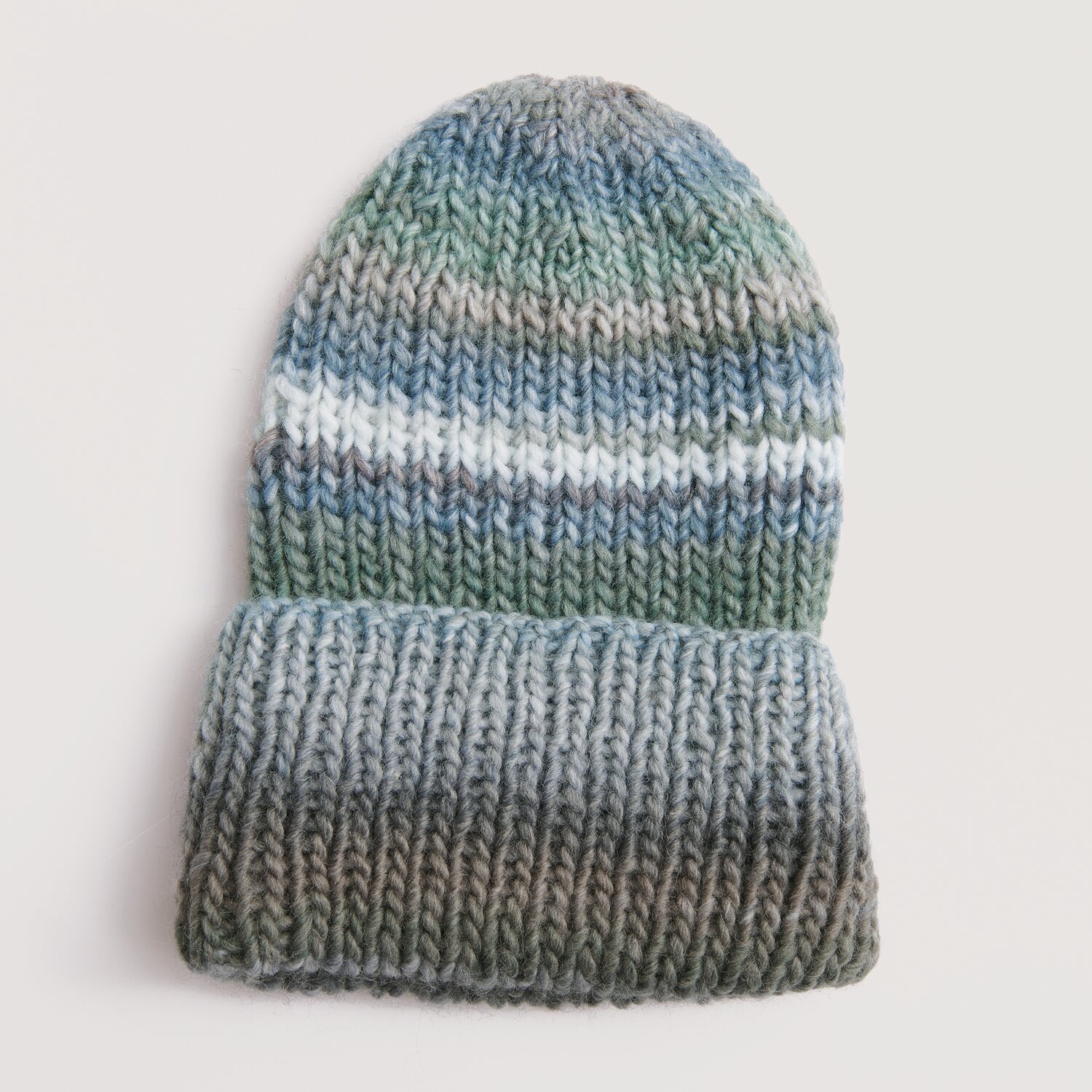 Strickset Mütze Modell 22 aus Die Neue Masche No. 10, gestrickt in Blau- und Grüntönen.