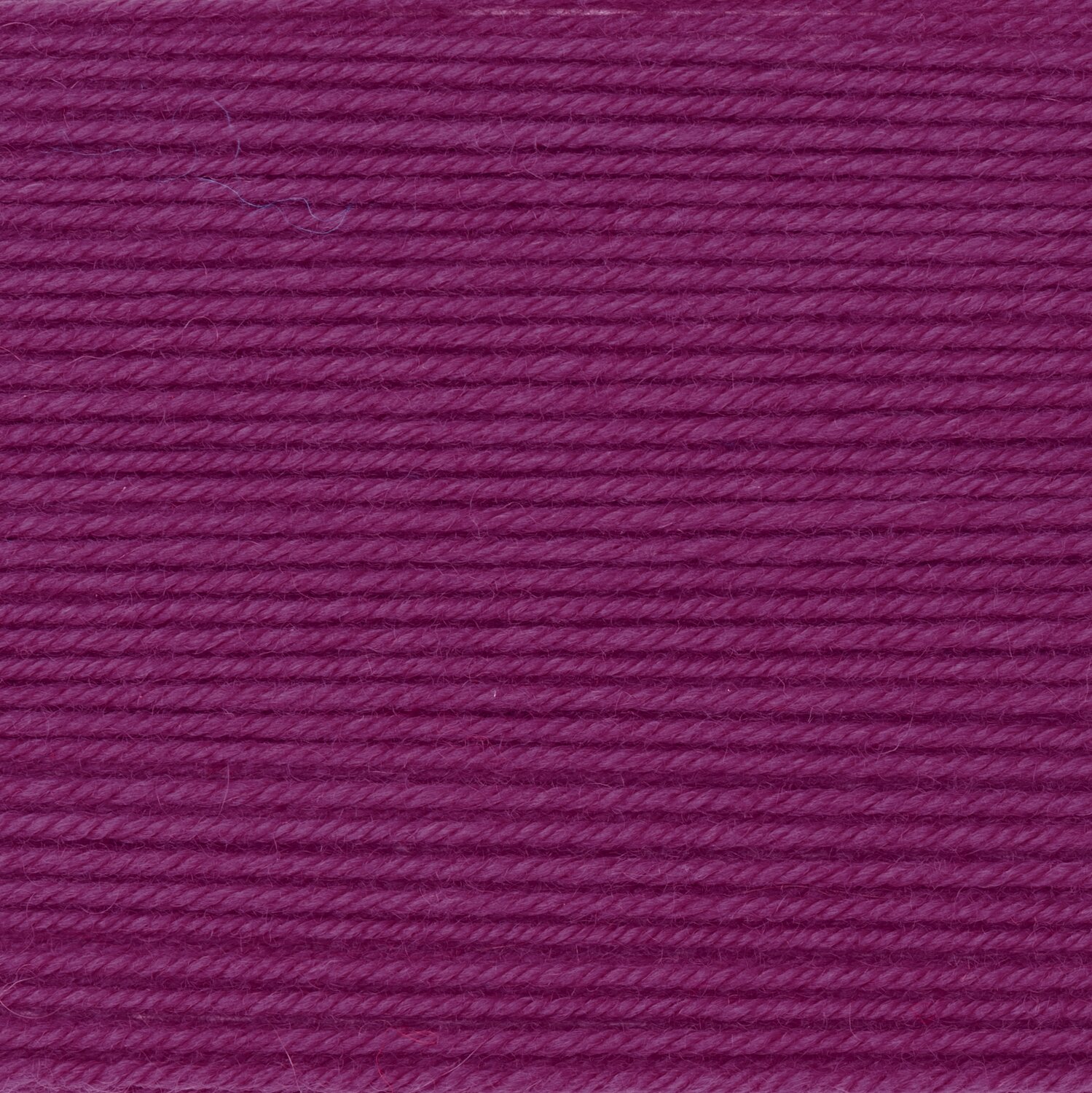 Essentials Merino dk zeigt dicht gewickeltes Strickgarn von Rico Design, feine glatte Struktur in sattem Beerenton, Knäuelgröße 50g 110m für Projekte.