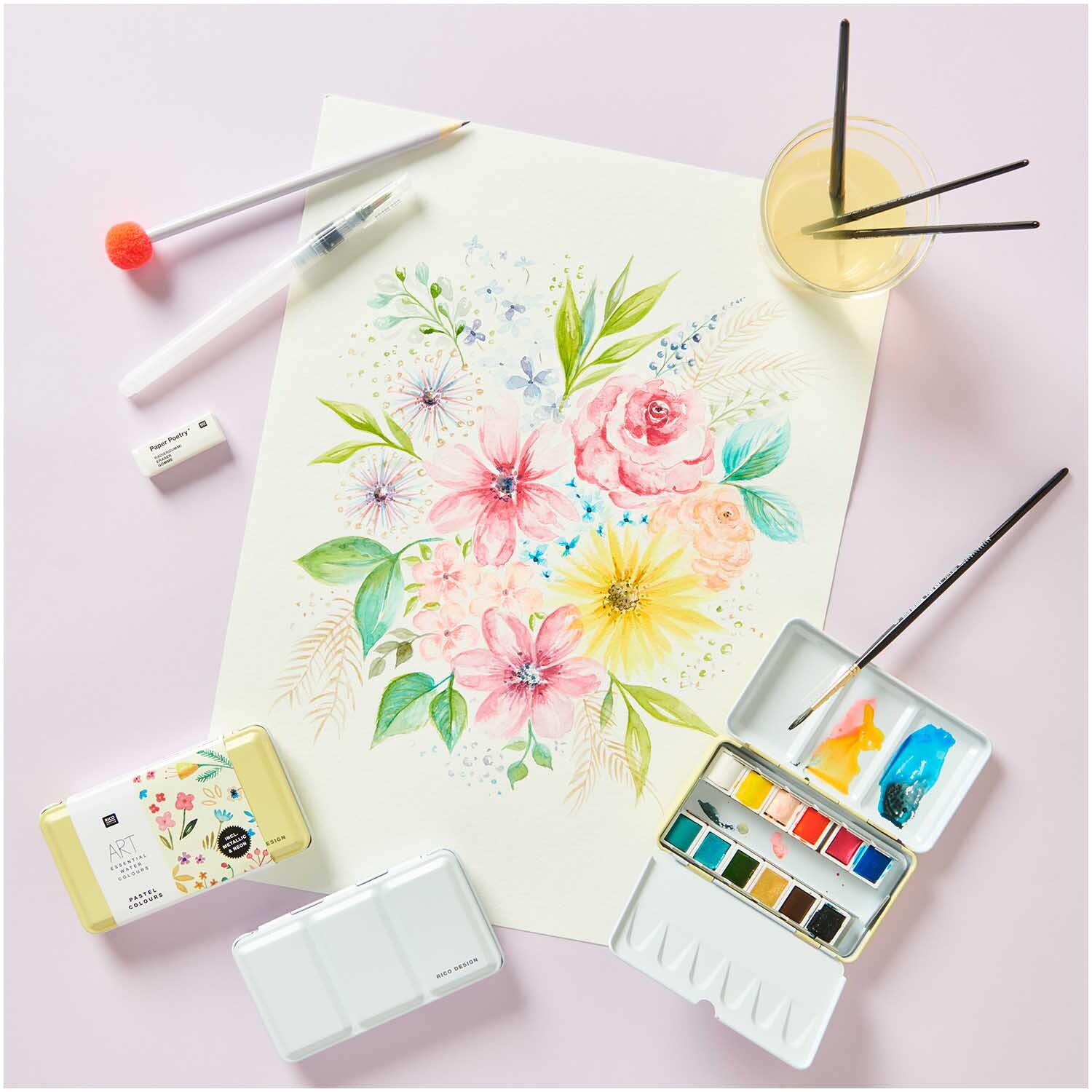 ART Essential Aquarellfarben Pastel Colours 12 Farben, ideal für florale Kunstwerke. Zeigt ein Blumenbild mit Pinseln und Farbkasten von Rico Design.