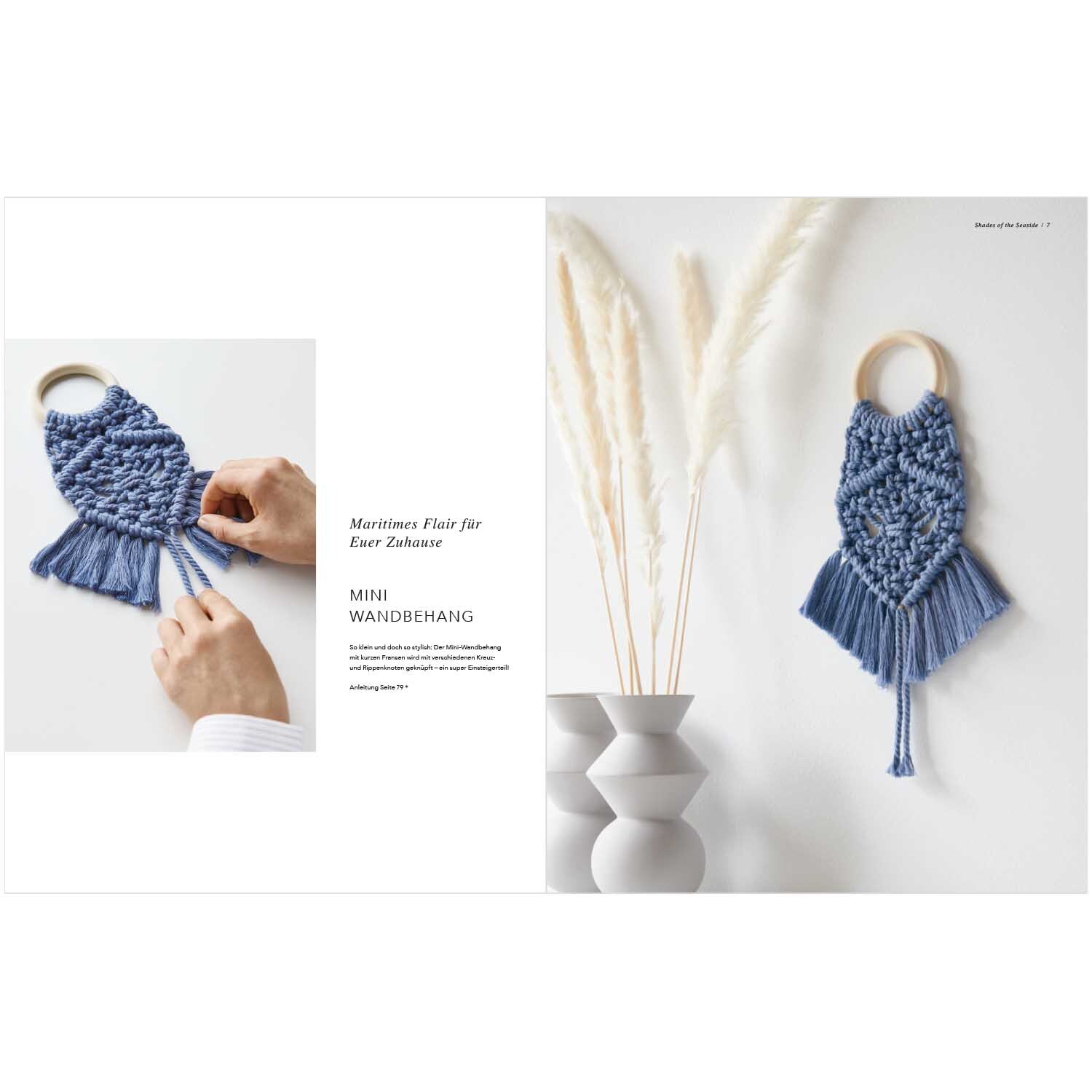 Rico Macrame: Handgefertigter blauer Wandbehang mit Holzring, dekoriert neben weißen Vasen.