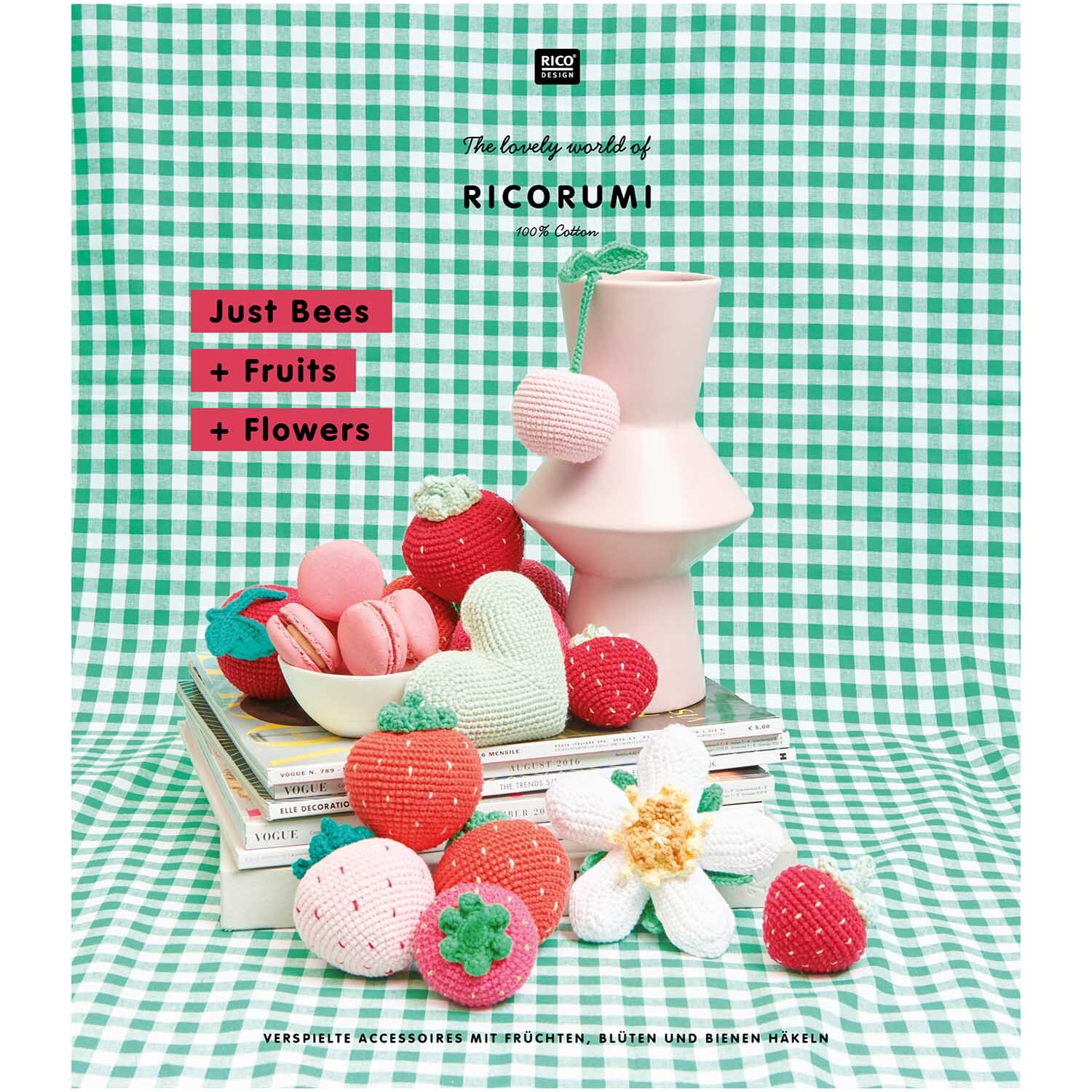 Ricorumi Just Bees + Fruits + Flowers deutsch: Gehäkelte Früchte und Blumen auf kariertem Hintergrund, dekorativ arrangiert.