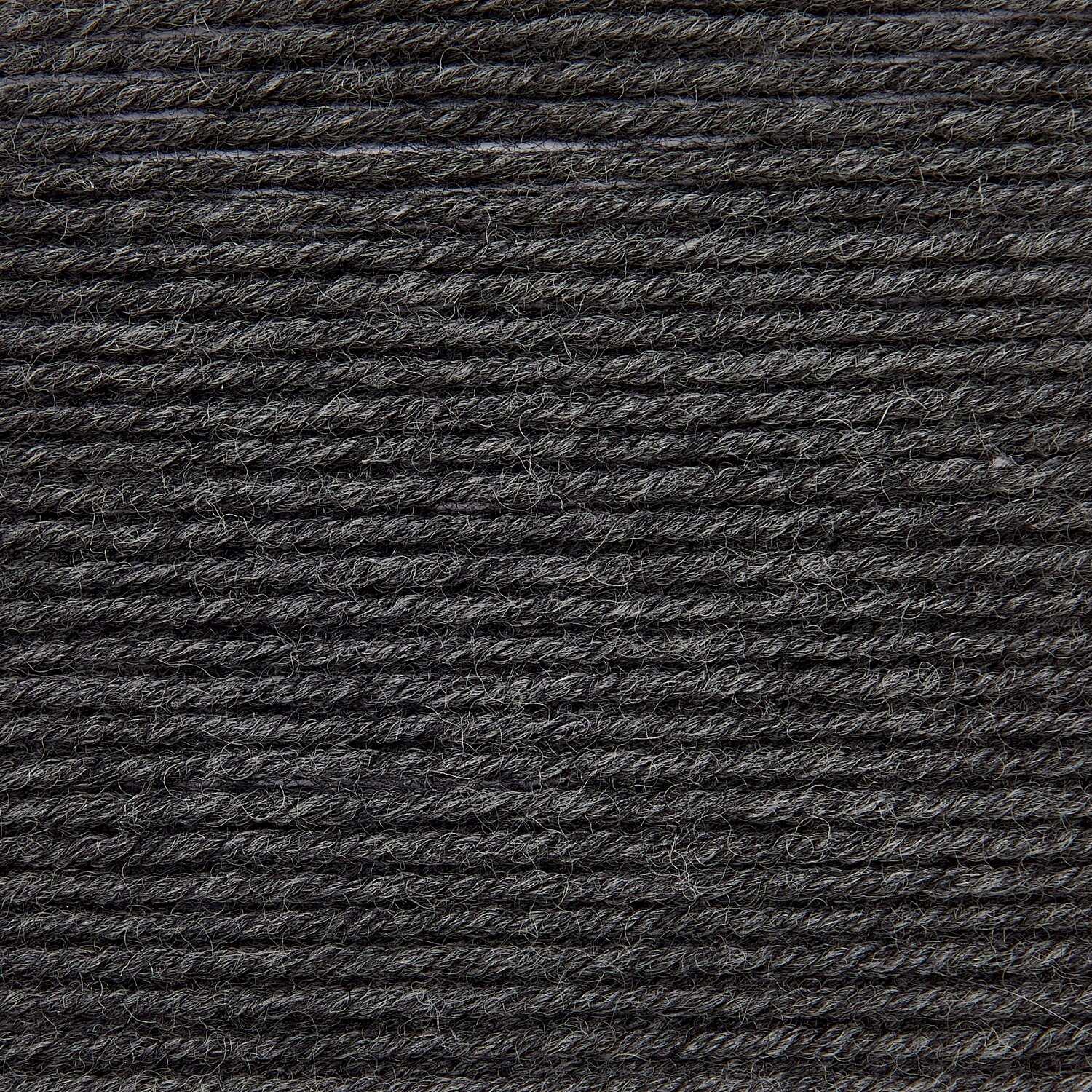 Essentials Merino dk, Rico Design, dichter Bildausschnitt eines glatten, weich verzwirnten Strickgarns, ideal für Projekte mit 50g 110m Lauflänge