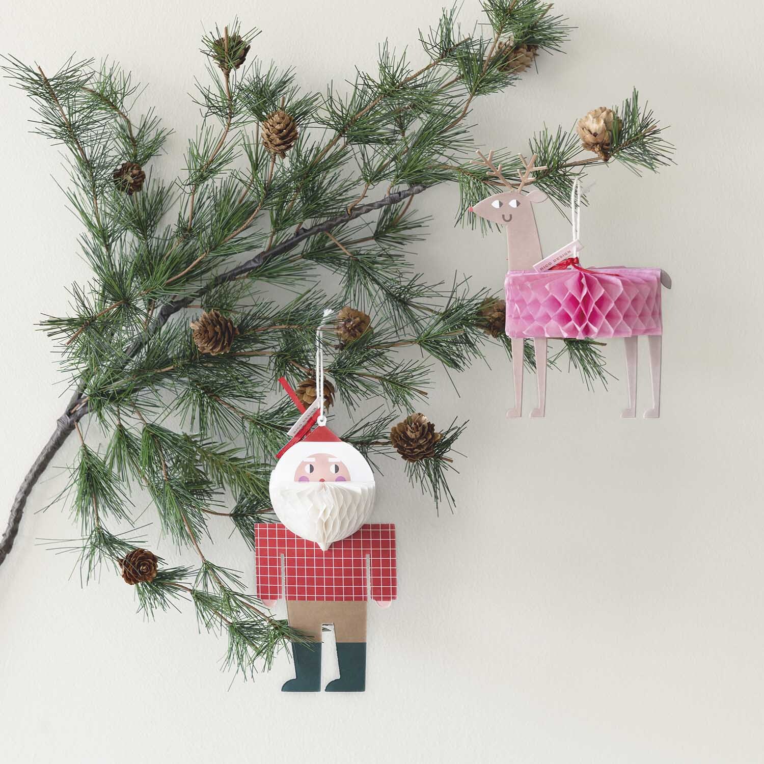 Paper Poetry Kartenset mit Pop-Up Anhänger Weihnachtsmann B6, dekorativ an einem Tannenzweig hängend, in festlichen Farben gestaltet.
