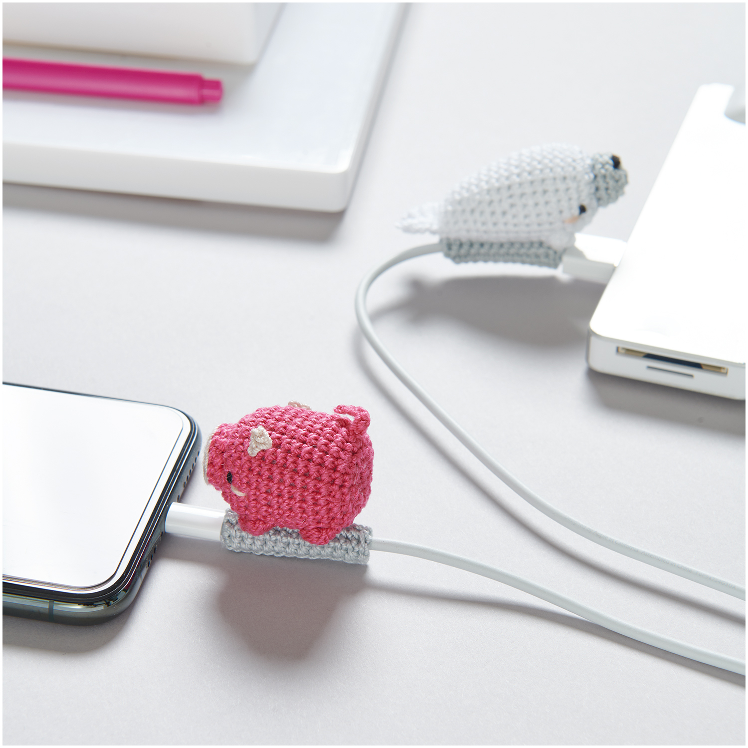 Essentials Crochet: Niedliche gehäkelte Kabelhalter in Tierform, ideal für Schreibtische.