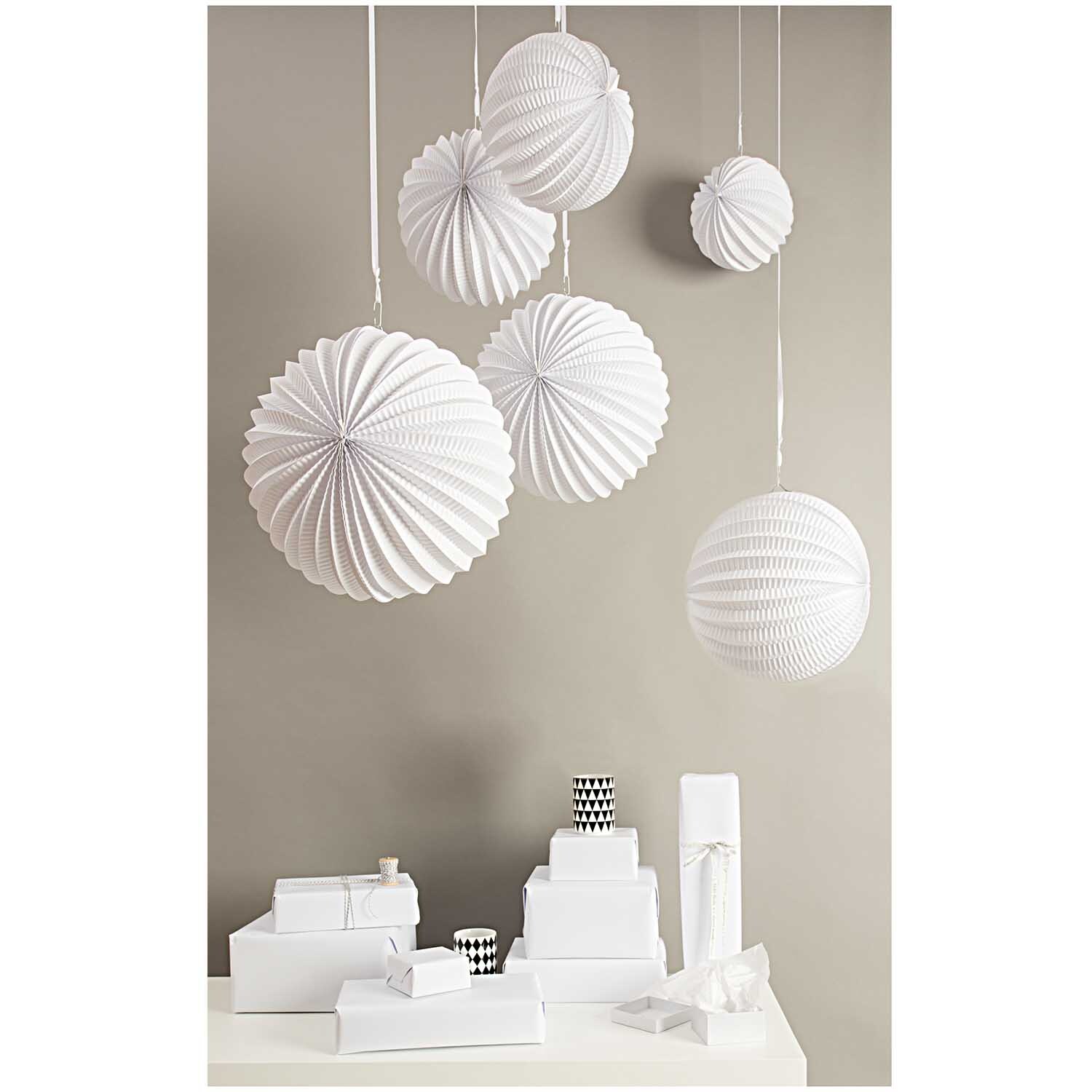 Lampions weiß 3 Stück von Rico Design: Elegante, hängende weiße Lampions in verschiedenen Formen vor neutralem Hintergrund.