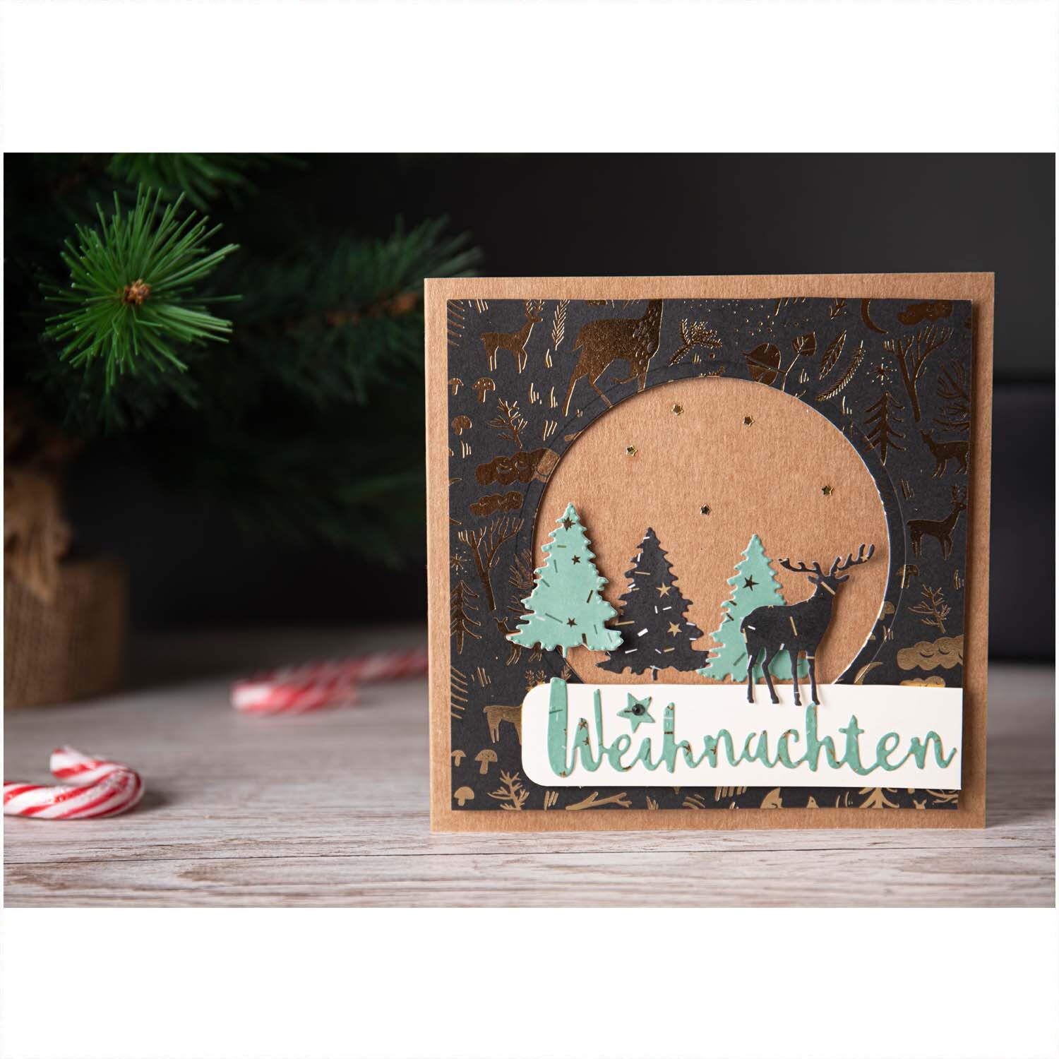 Framelits Die Set Circles: Weihnachtskarte mit Tannenbäumen und Hirsch auf Holzoptik, verziert mit Sizzix-Design.