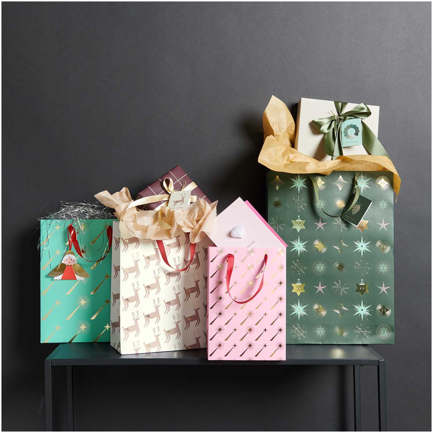 Paper Poetry Geschenktüte Sternschnuppen in Türkis, dekoriert mit Sternenmotiv, ideal für Geschenke. Hochwertige Qualität von Rico Design.