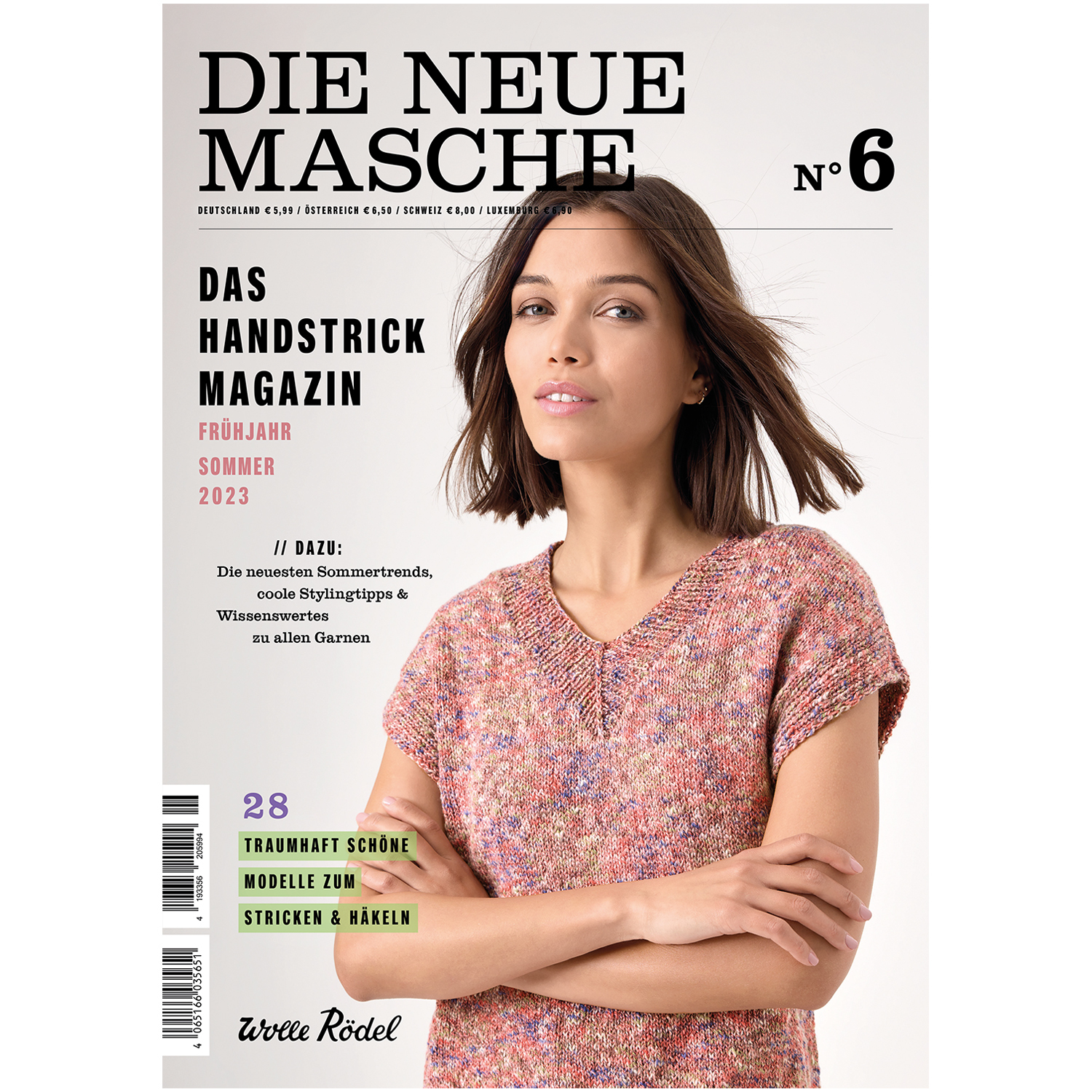 Die Neue Masche No. 6 Frühjahr-Sommer zeigt eine Frau in einem bunten Strickoberteil von Wolle Rödel.