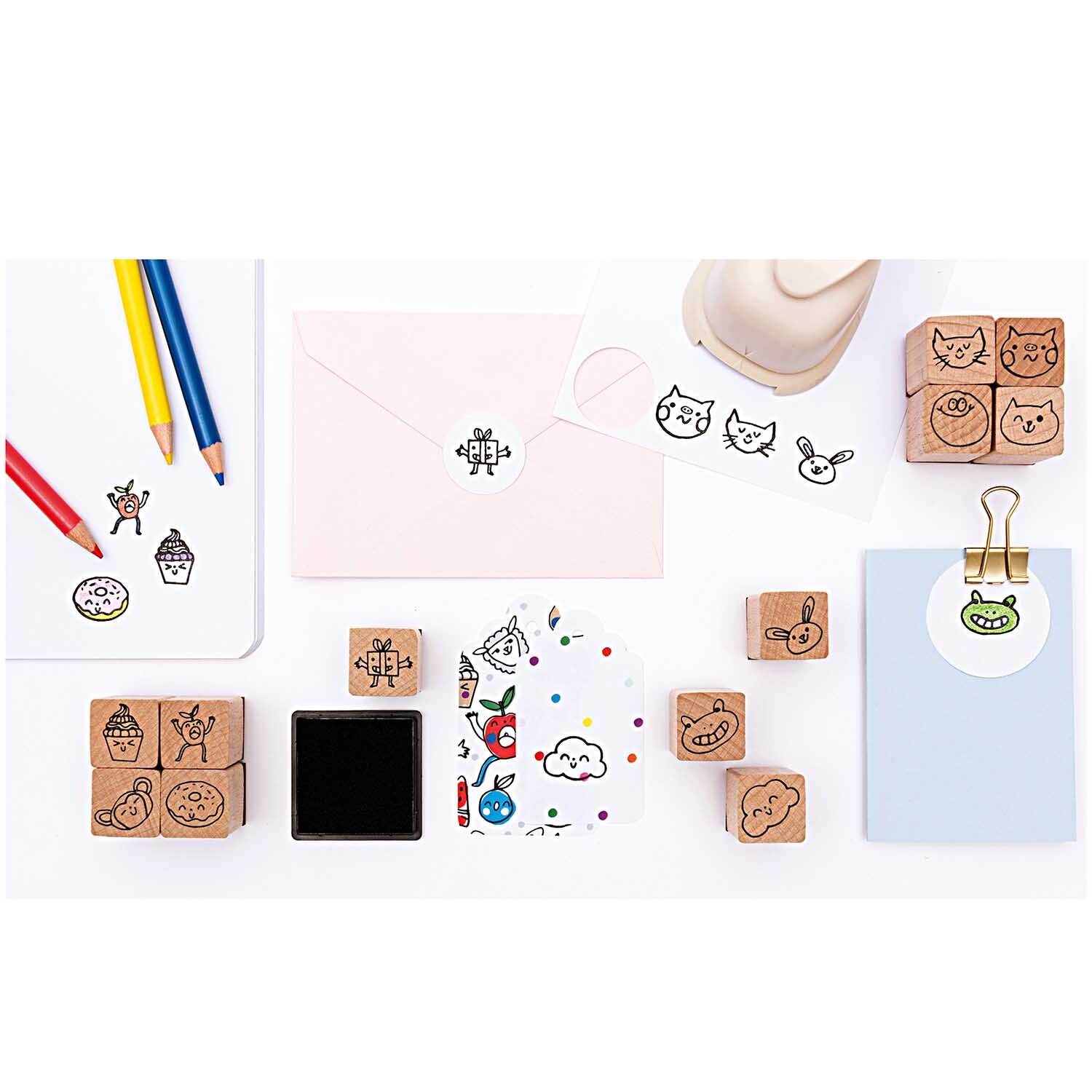 Paper Poetry Foldback Klammern in einer kreativen Bastelszene mit Stempeln und Buntstiften.