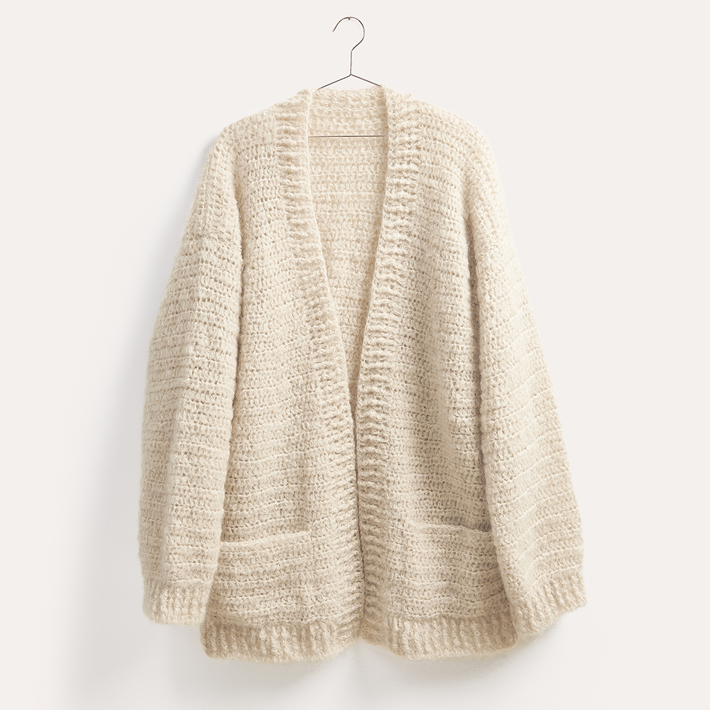 Häkelset Cardigan Modell 03: Beiger, handgefertigter Cardigan aus der Winter Crochet Collection.