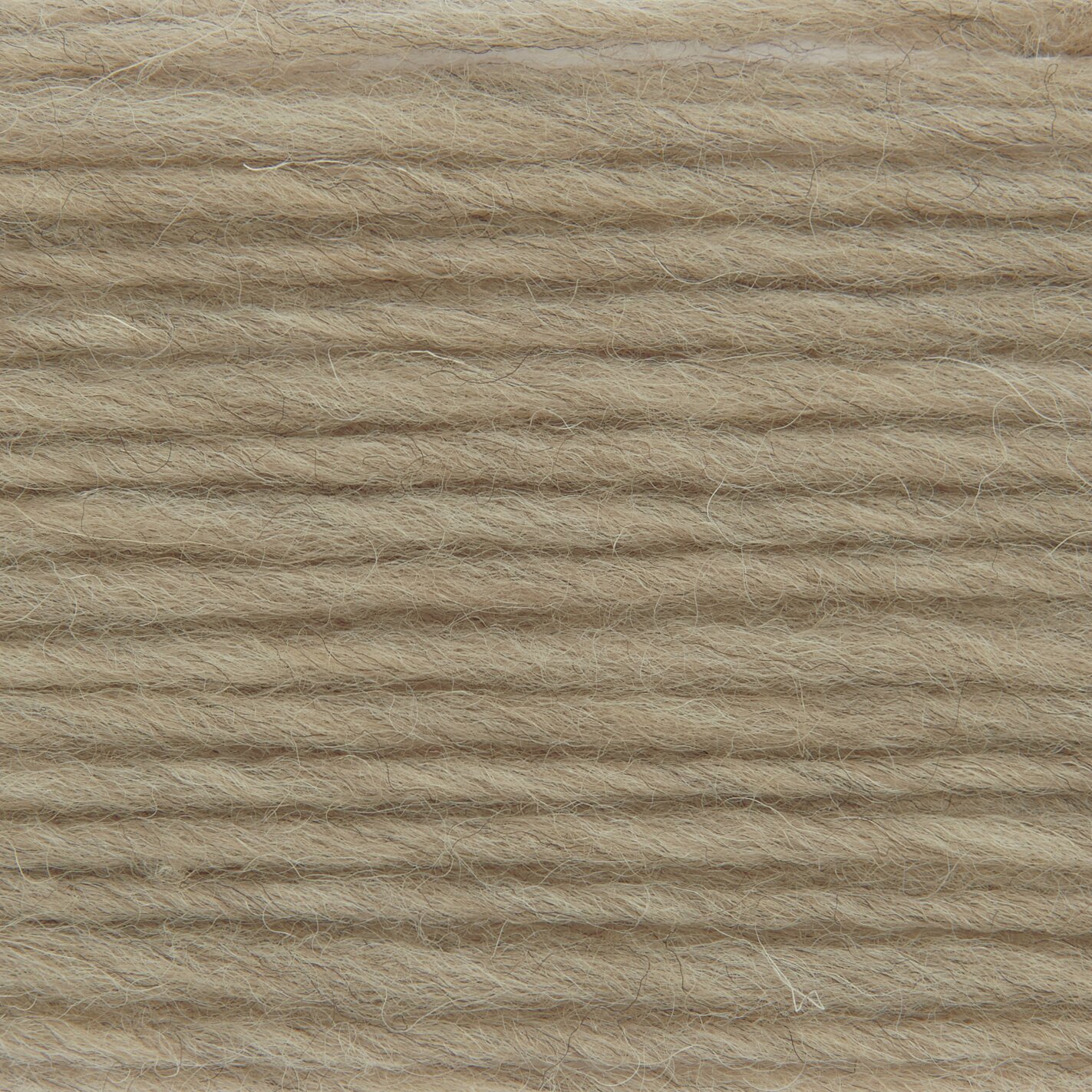 Essentials Organic Wool aran, beige, von Rico Design. Nahaufnahme von weicher, natürlicher Wolle, ideal für Strickprojekte.