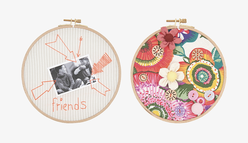 Bastelanleitung Wanddeko mit Stickrahmen: Zwei Stickrahmen, einer mit Foto und Schriftzug "friends", der andere mit bunten Blumenmustern verziert.